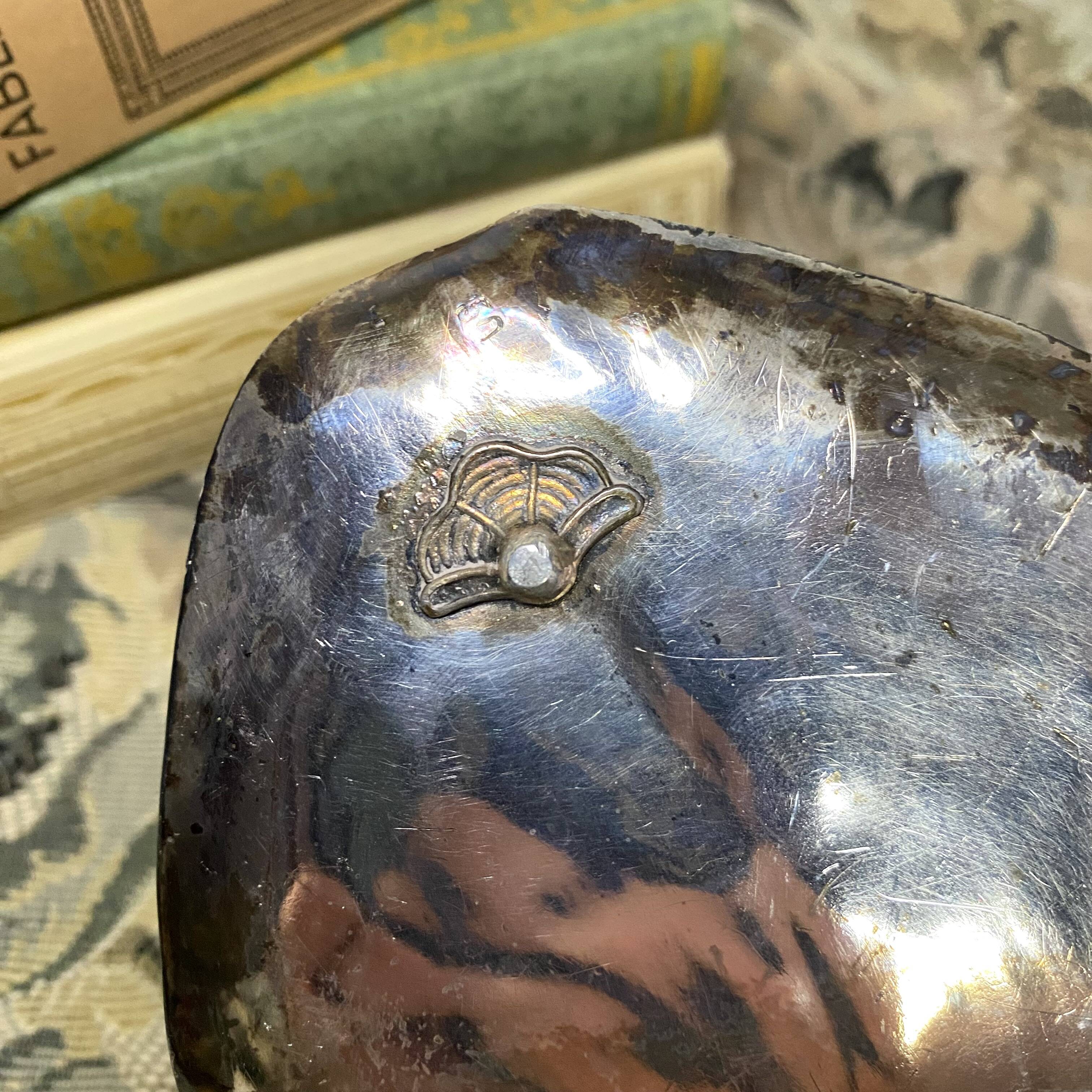 Water lily leaf thumb candle holder