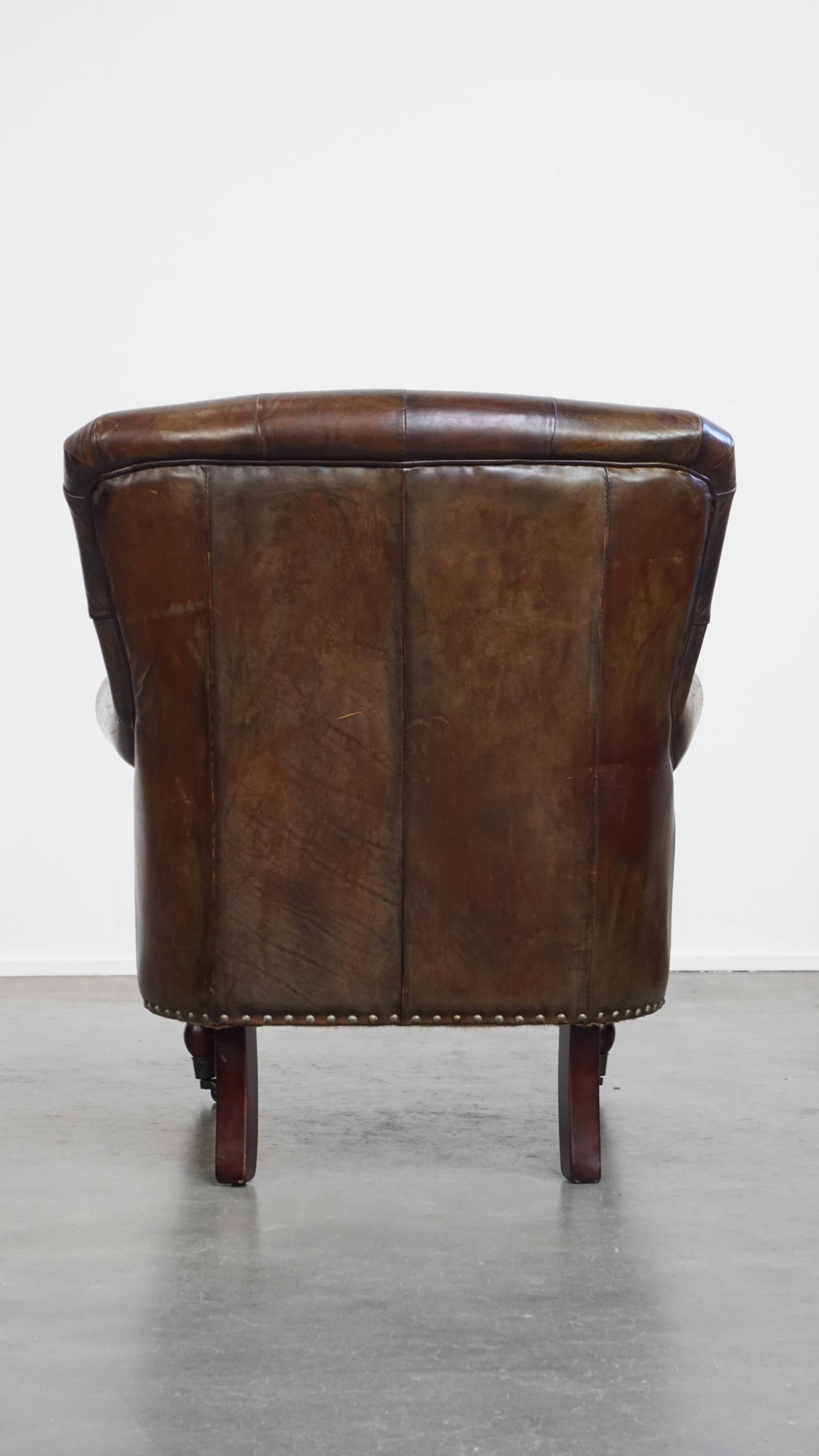 Fauteuil Chesterfield classique en cuir de vachette grainé couleur cognac
