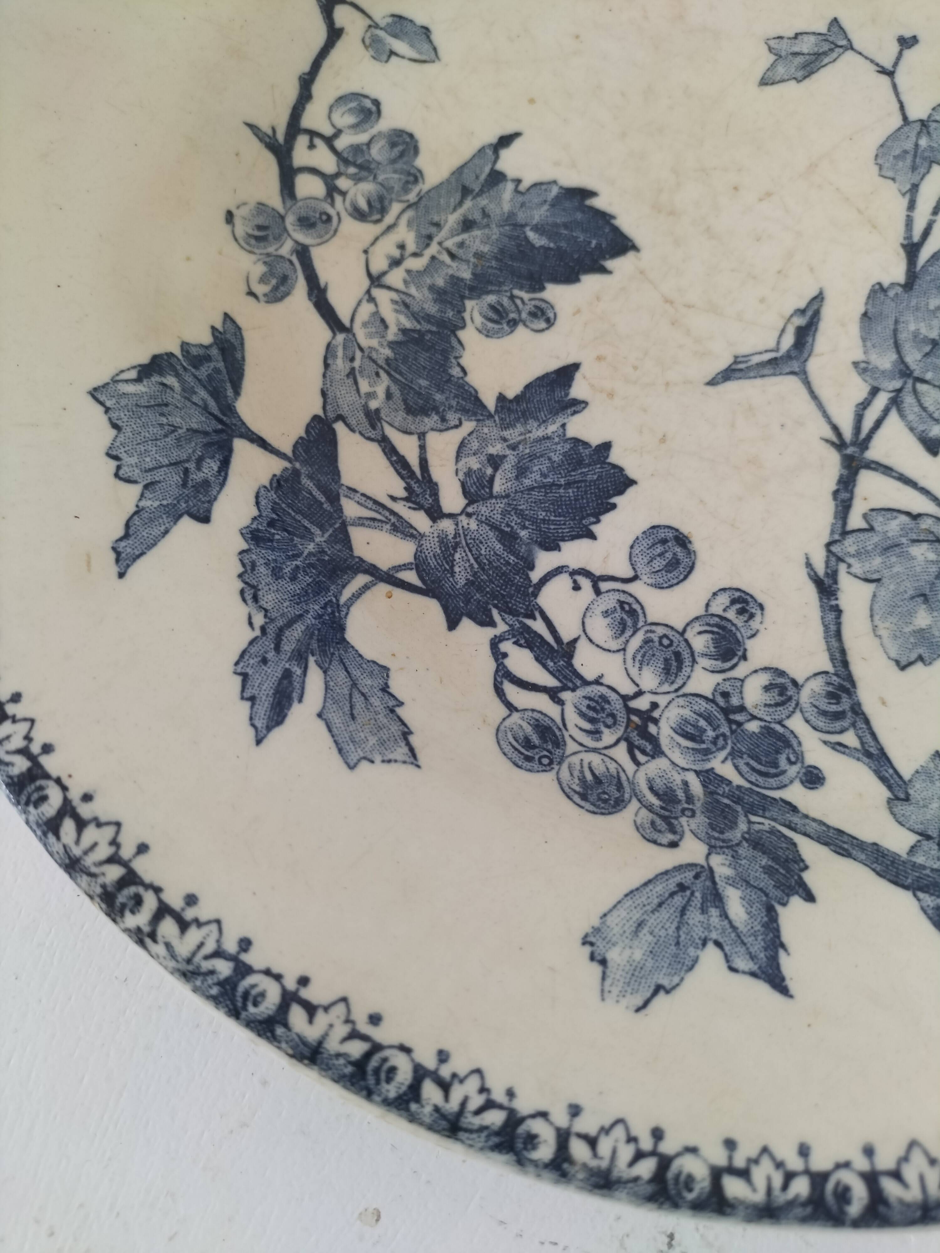 Duo of Gien plates, Groseilles model