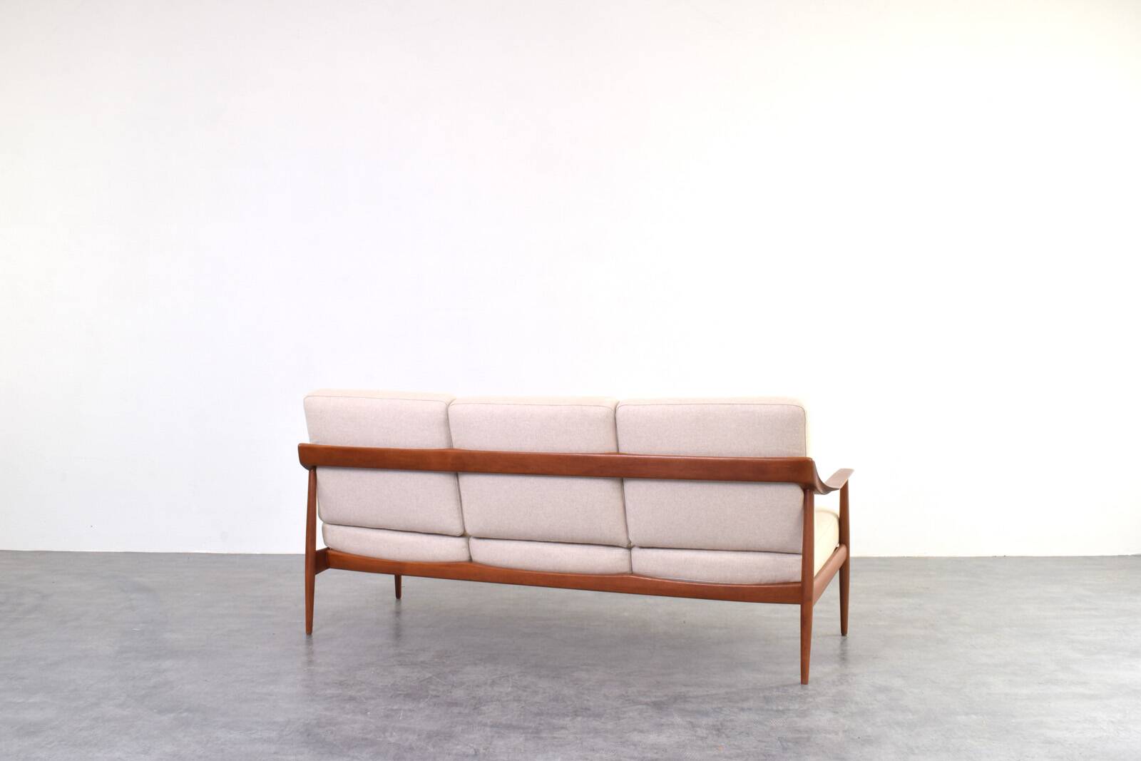 Mid-Century Teak Sofa from Knoll Antimott, 1960s.