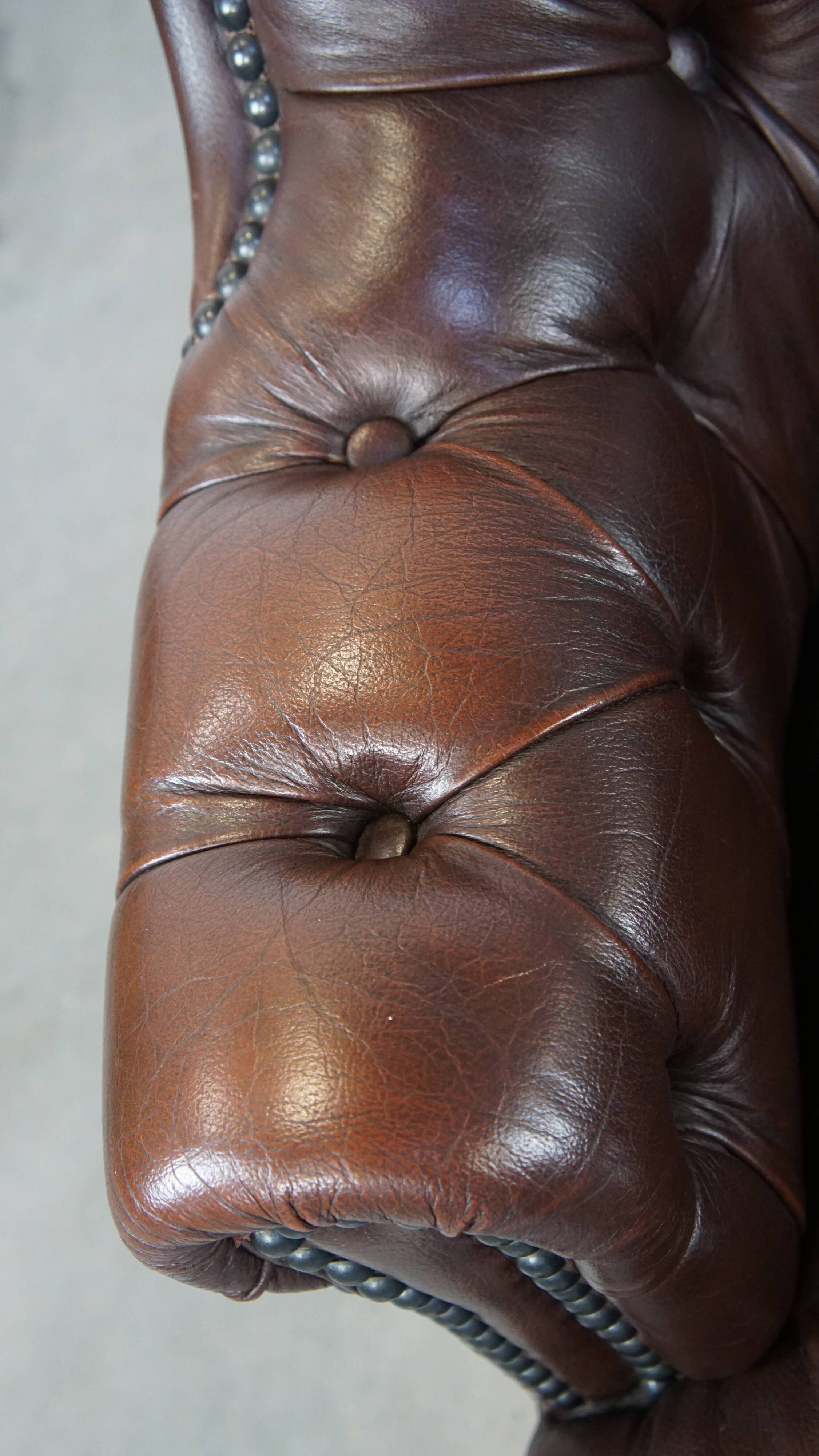 Fauteuil chesterfield anglais classique en cuir de vachette