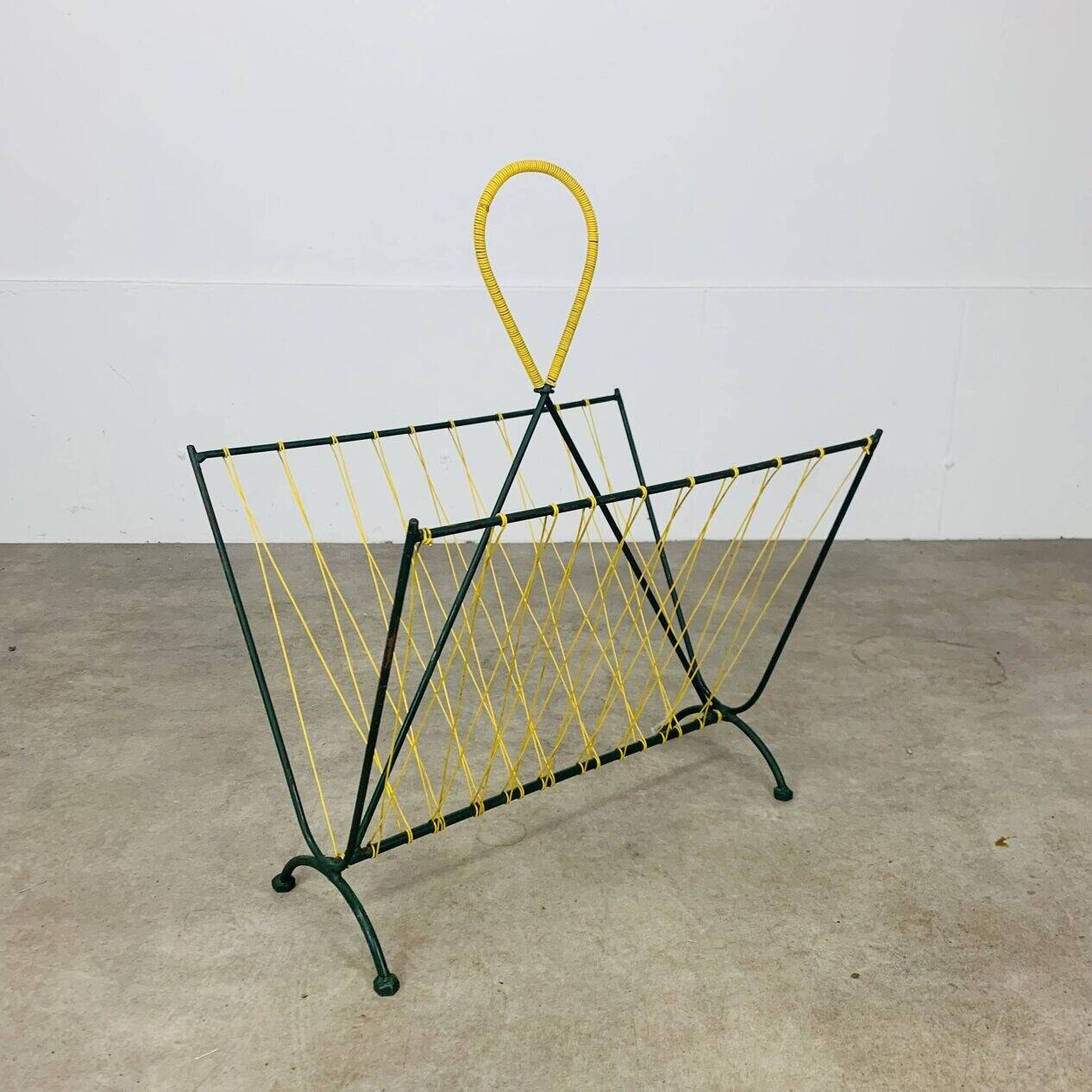 50s metal magazine rack with scoubidou