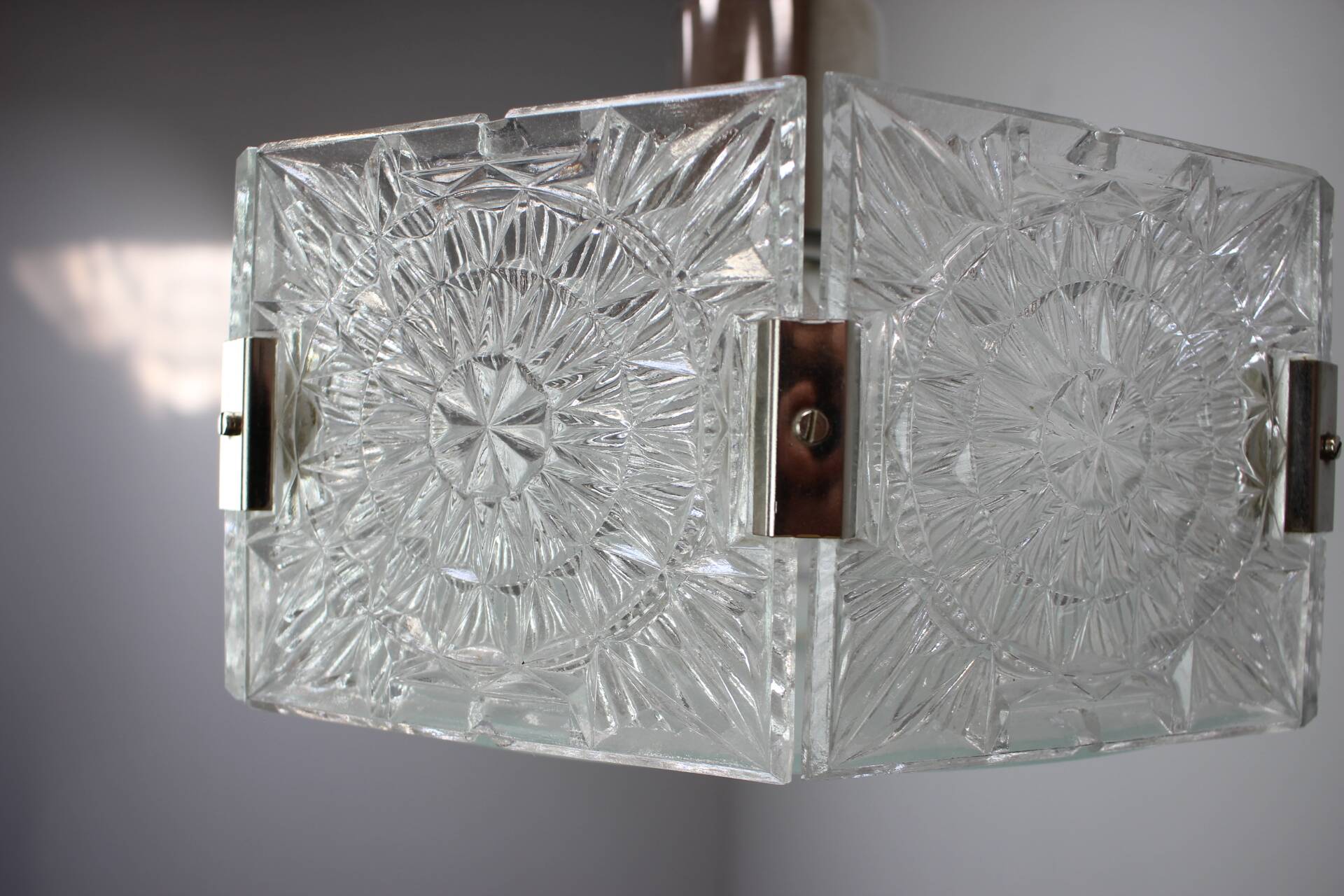 Suspension en verre taillé de Kamenický Šenov et chrome des années 1970 en Tchécoslovaquie