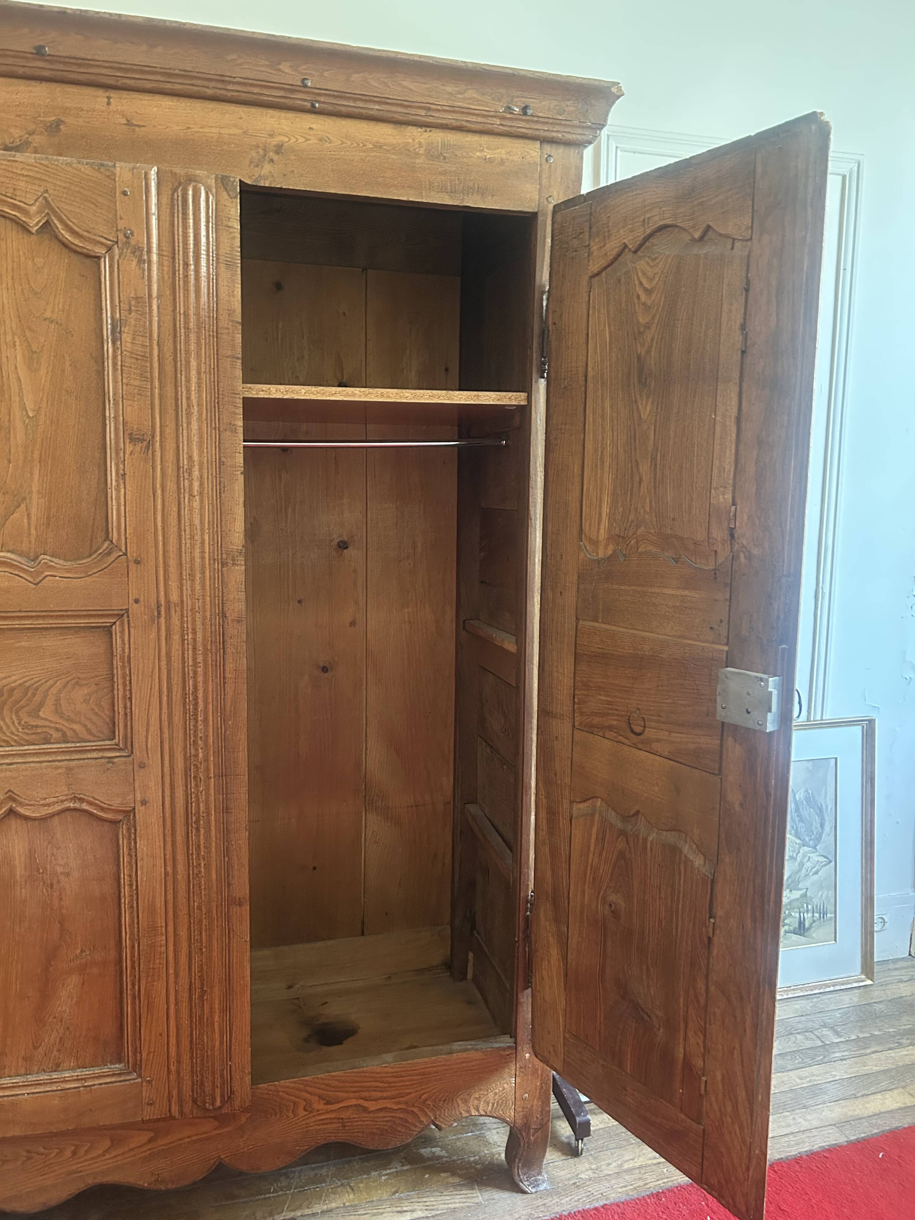 Rustic French antique wardrobe in solid wood – 19th century