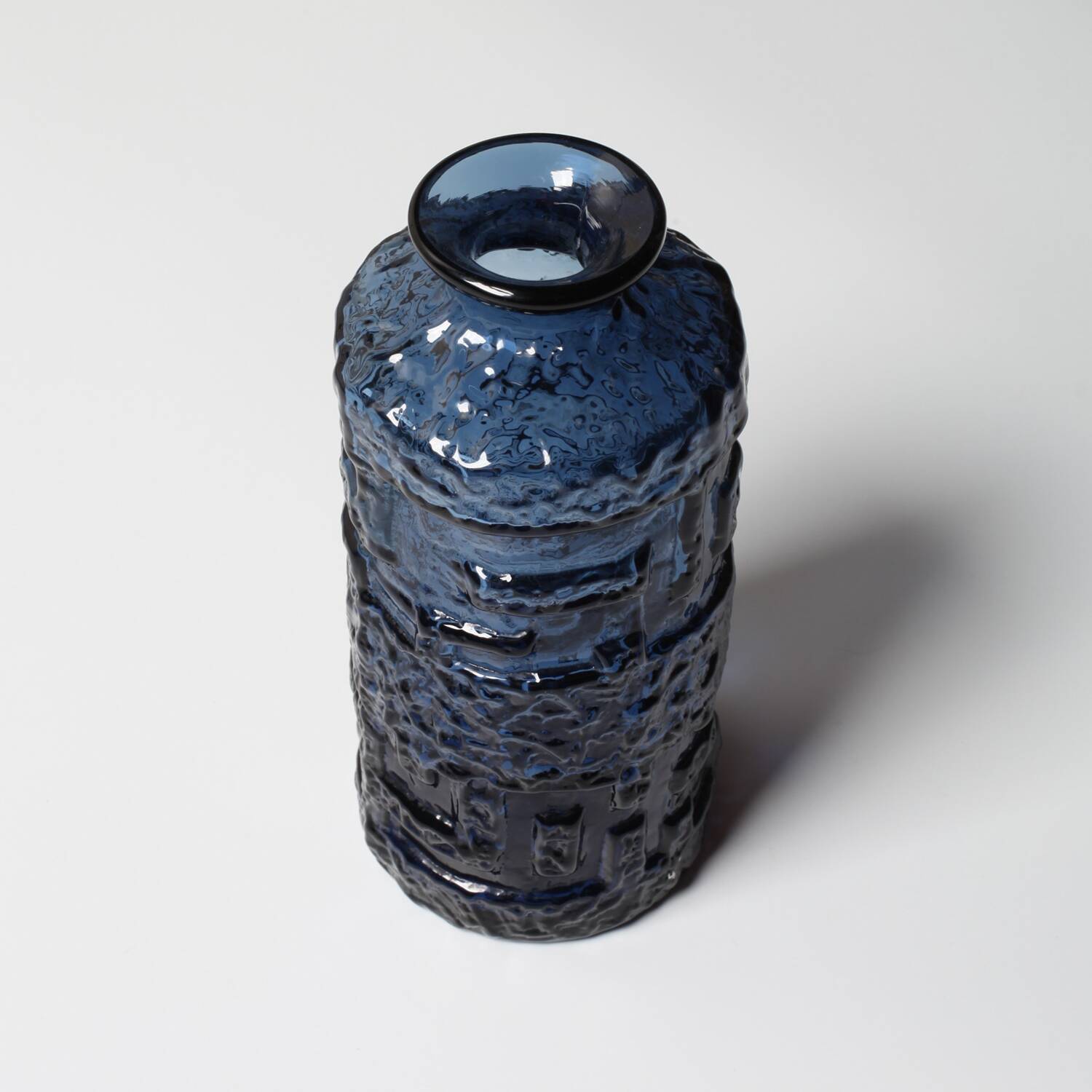 Vase en verre bleu cobalt : design suédois moderne du milieu du siècle / années 1970