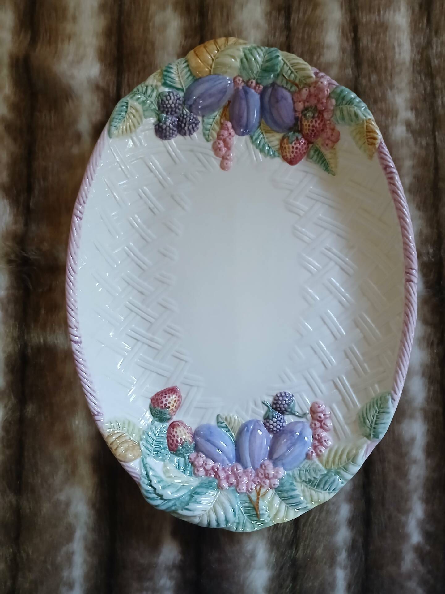 6 antique flat plates in majolica + dish
