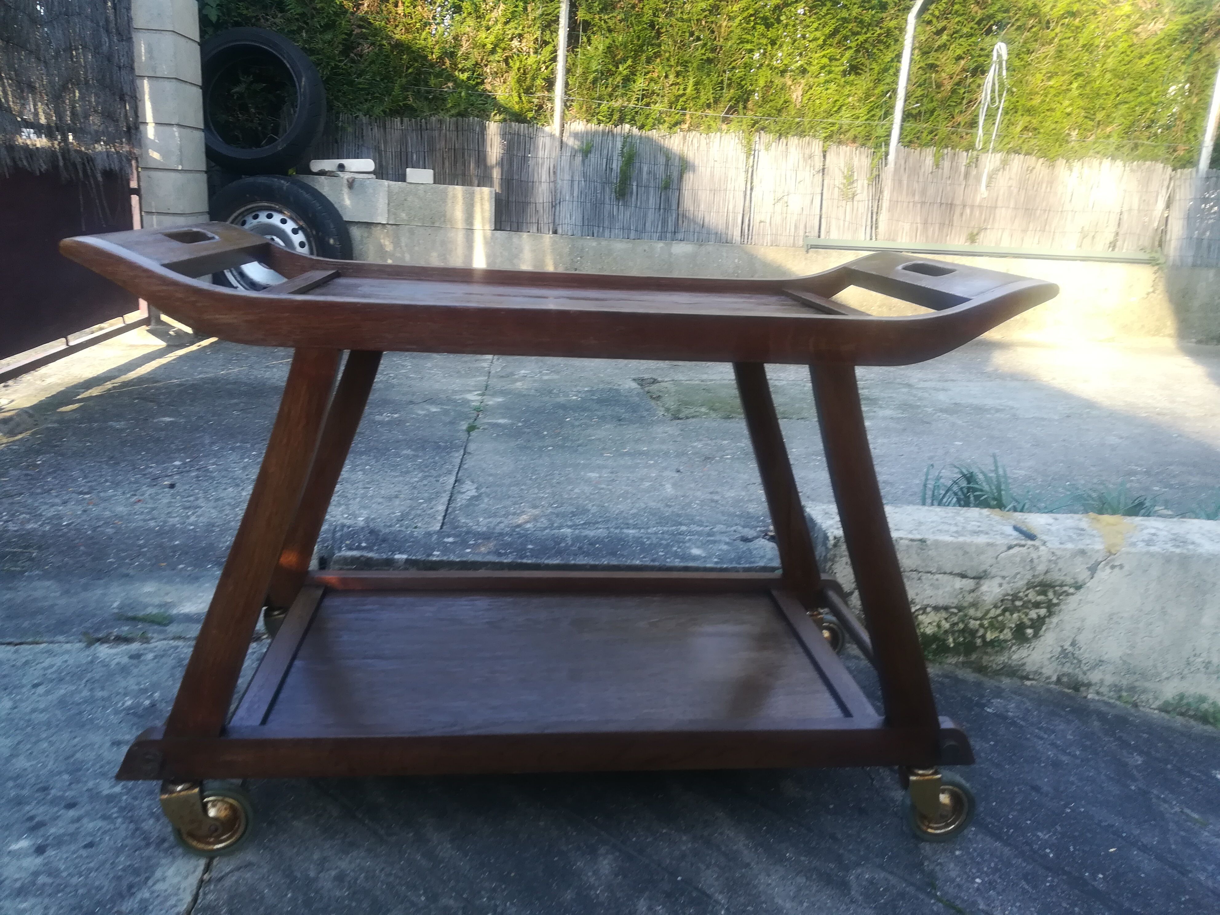 Serving table