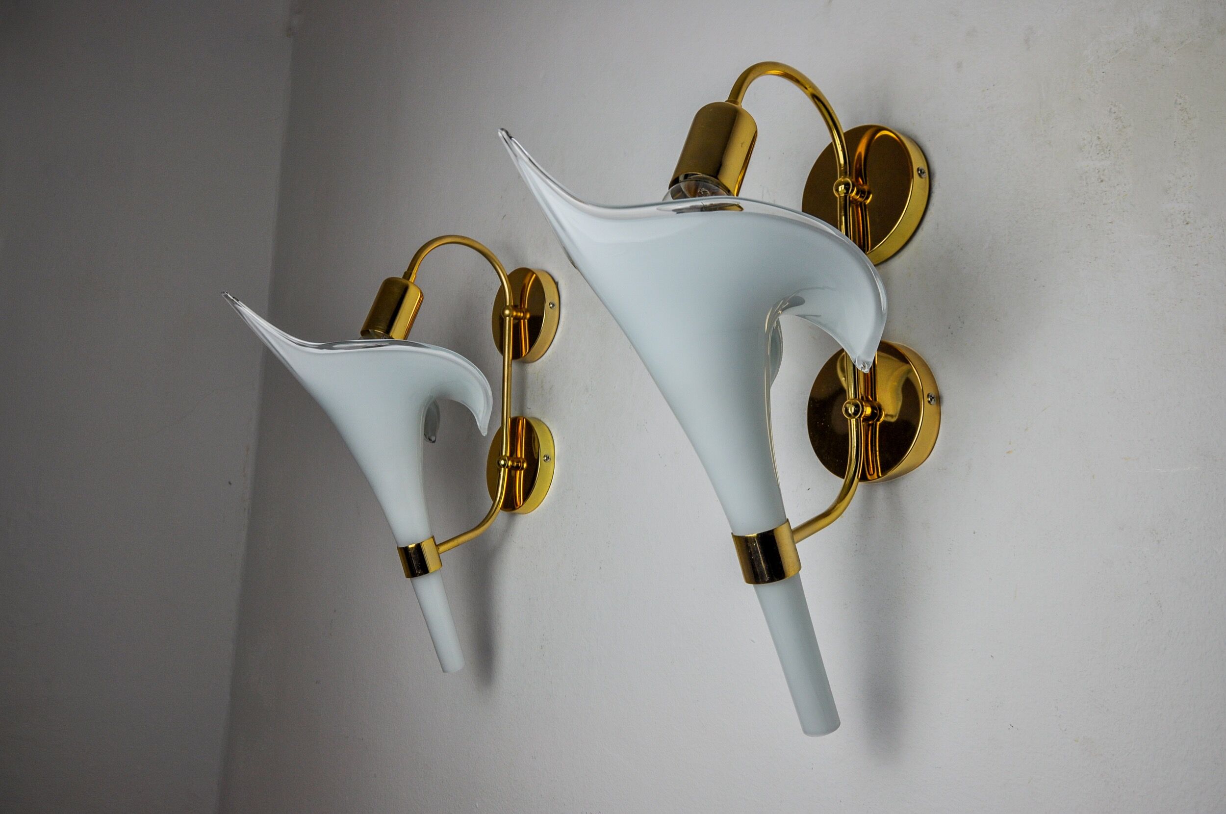 Pair of white fleur-de-lis wall lights, Murano glass, Italy, 1970