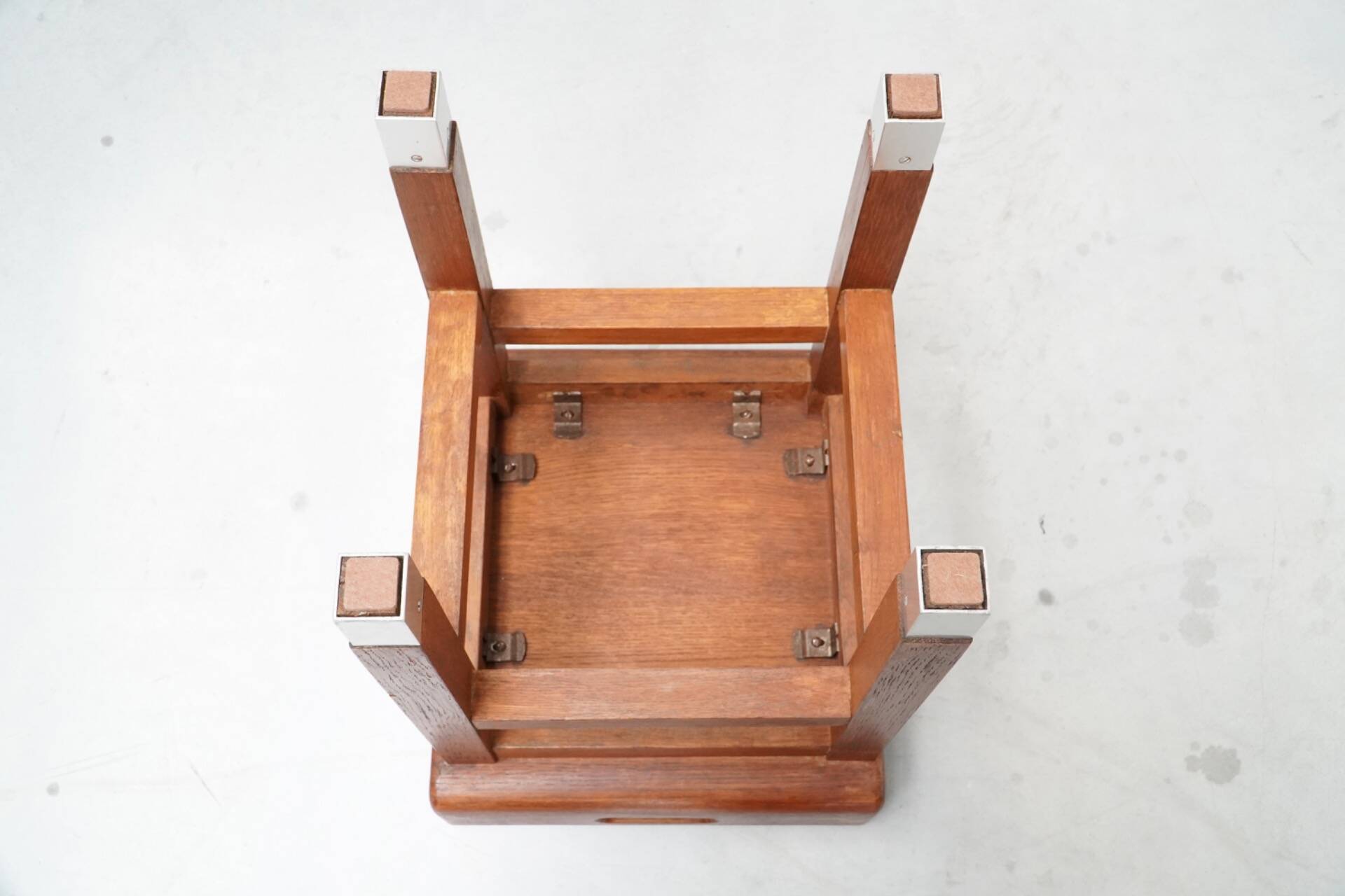 Gaston Eysselinck, Oak Stool for the PTT Building