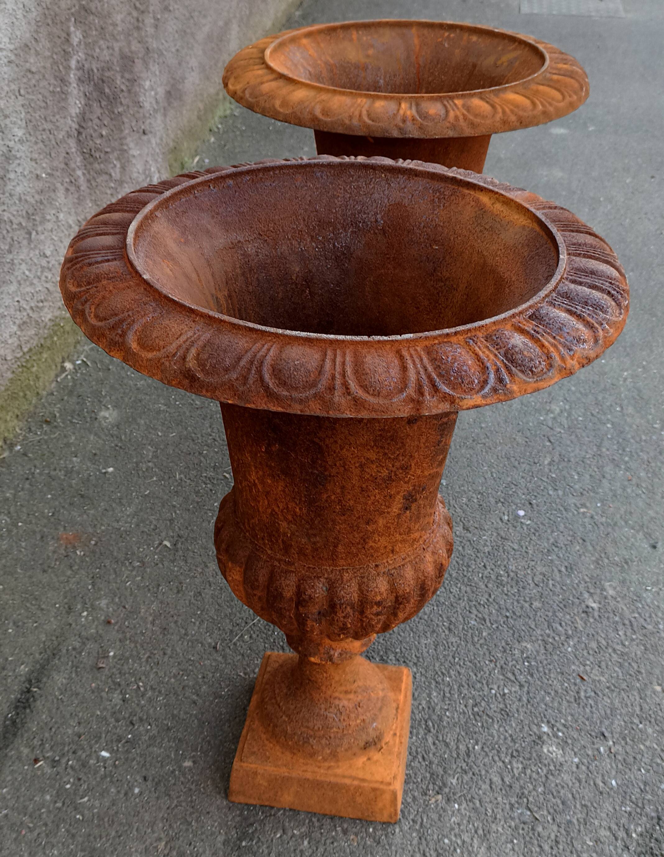 Pair of Medici type vase in cast iron