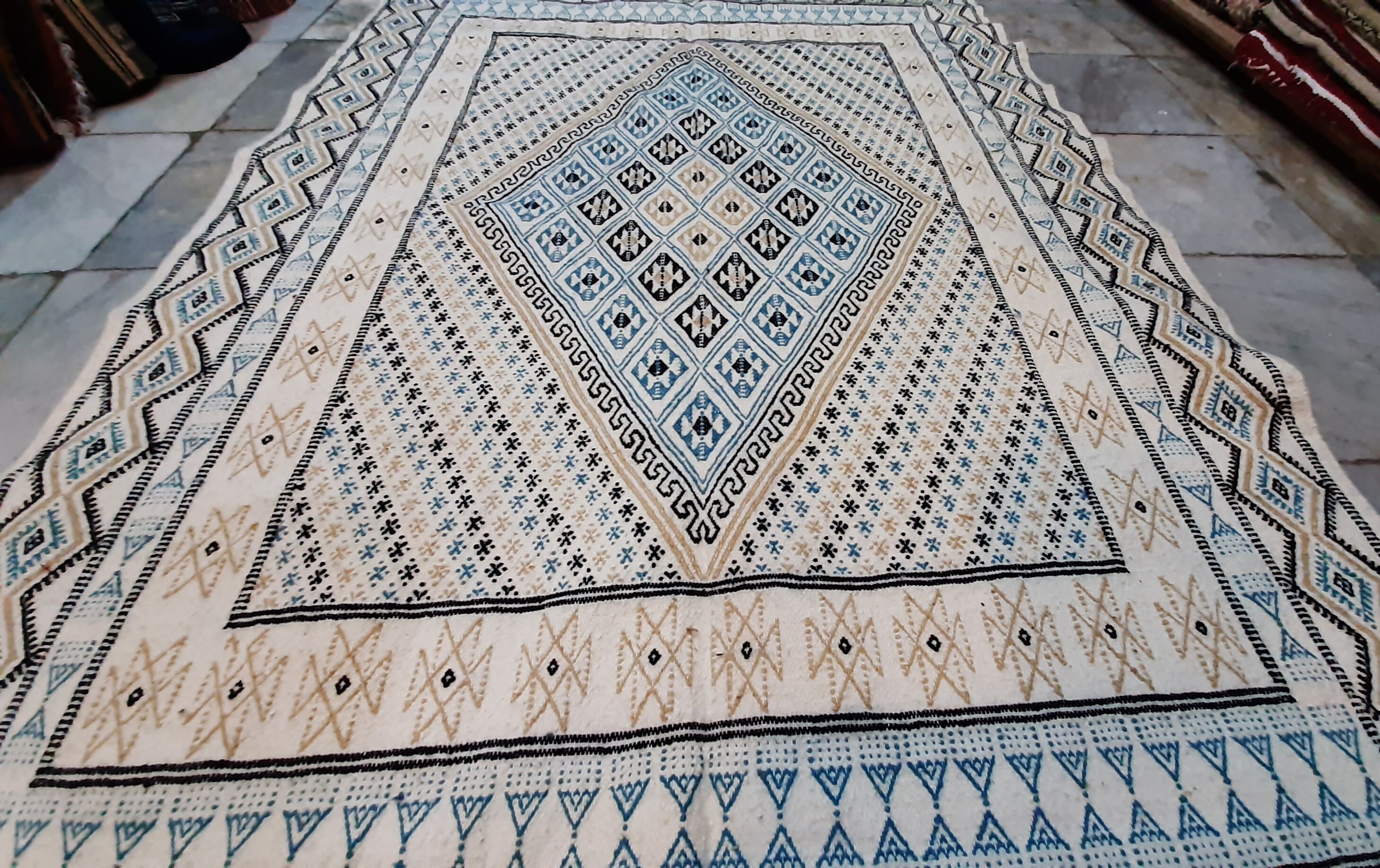 Tapis blanc et bleu marocain en laine fait main - 240x150cm