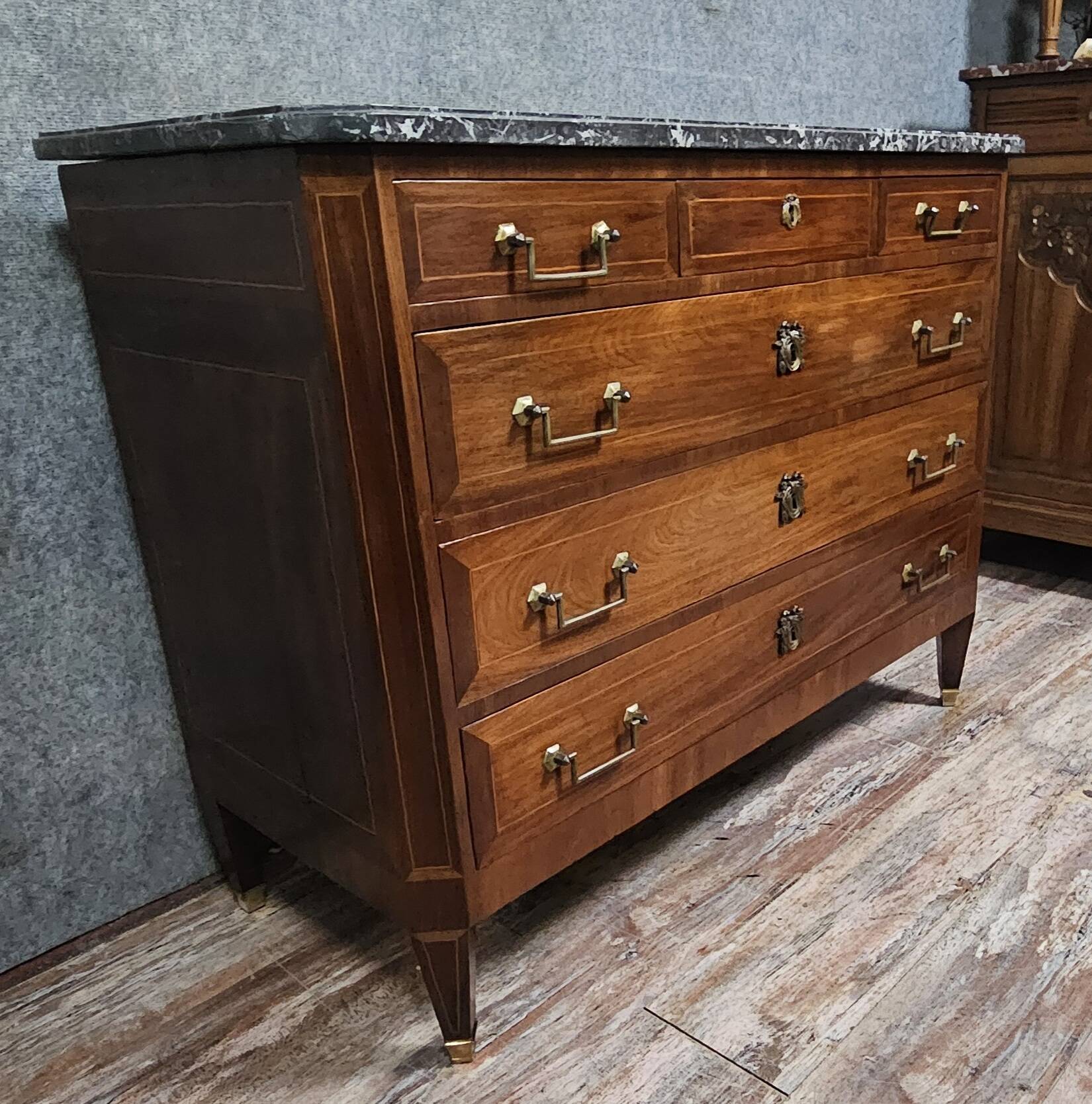 Commode ancienne époque Louis XVI en acajou et filets avec plateau marbre