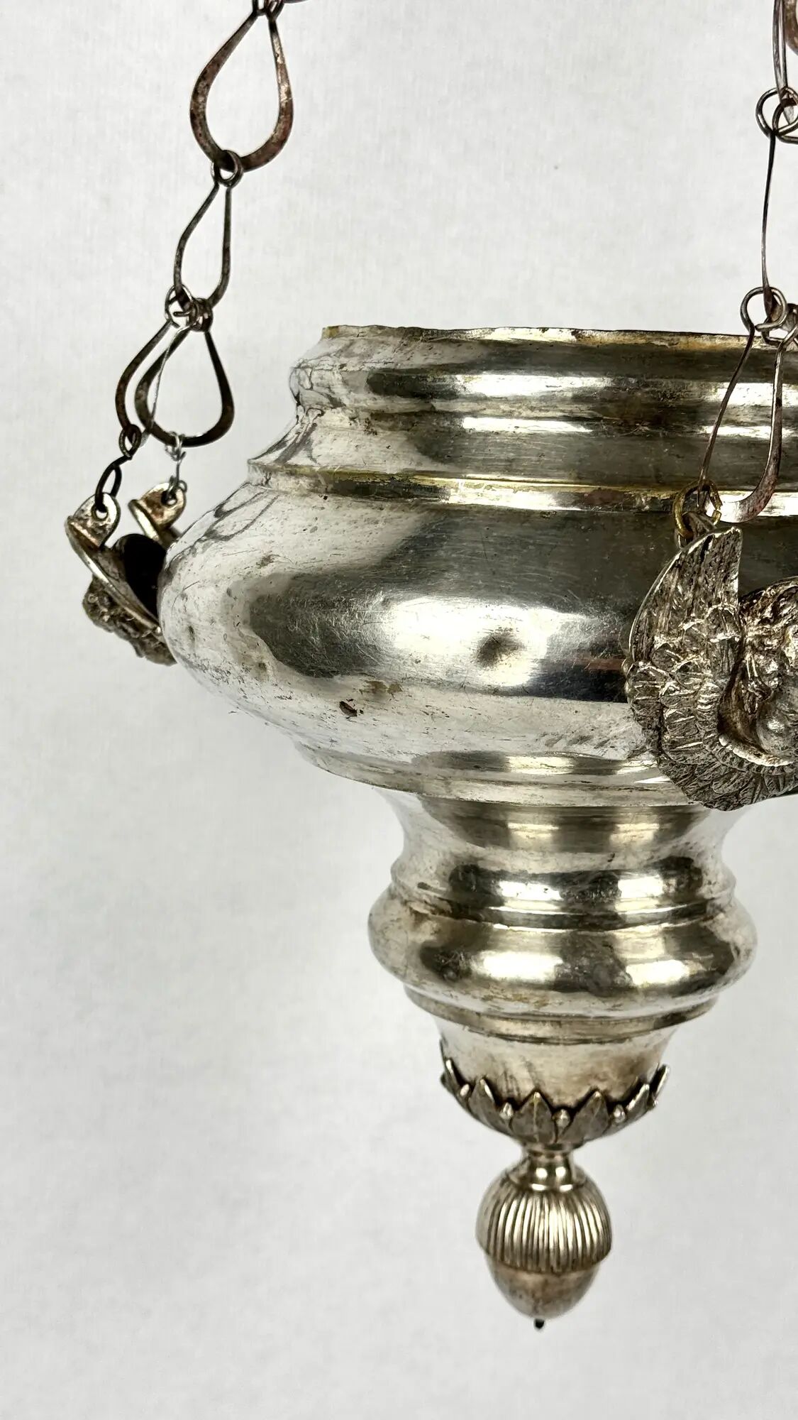 19th-century sanctuary chandelier in silver-plated brass, decorated with angels, 78 cm.