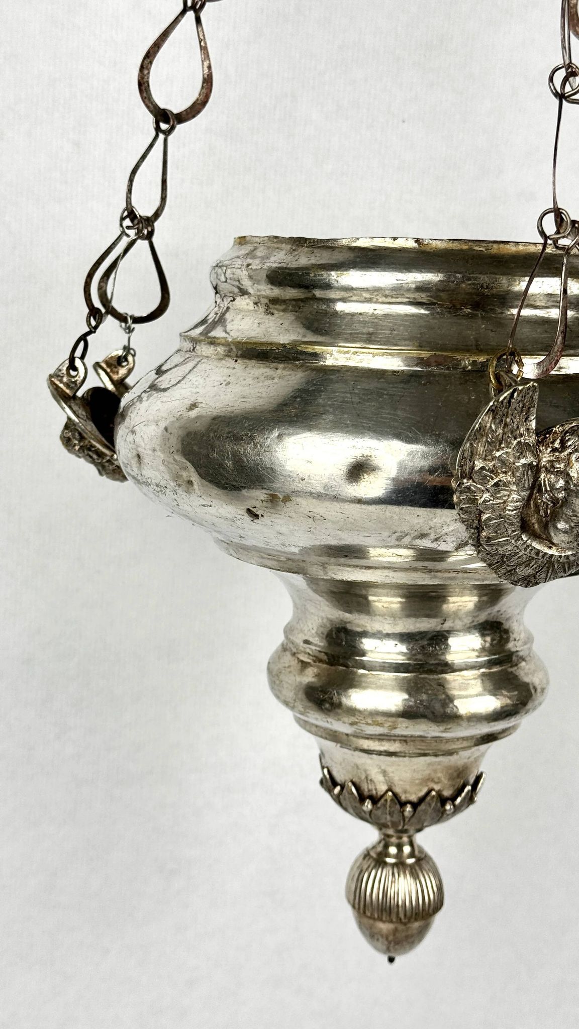 19th-century sanctuary chandelier in silver-plated brass, decorated with angels, 78 cm.