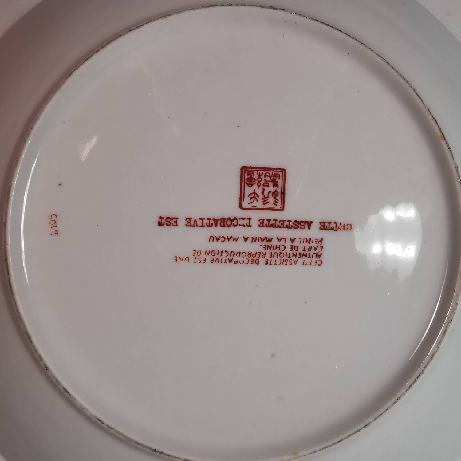 Large model plate in Chinese enamel porcelain with splendid bird decoration. macau