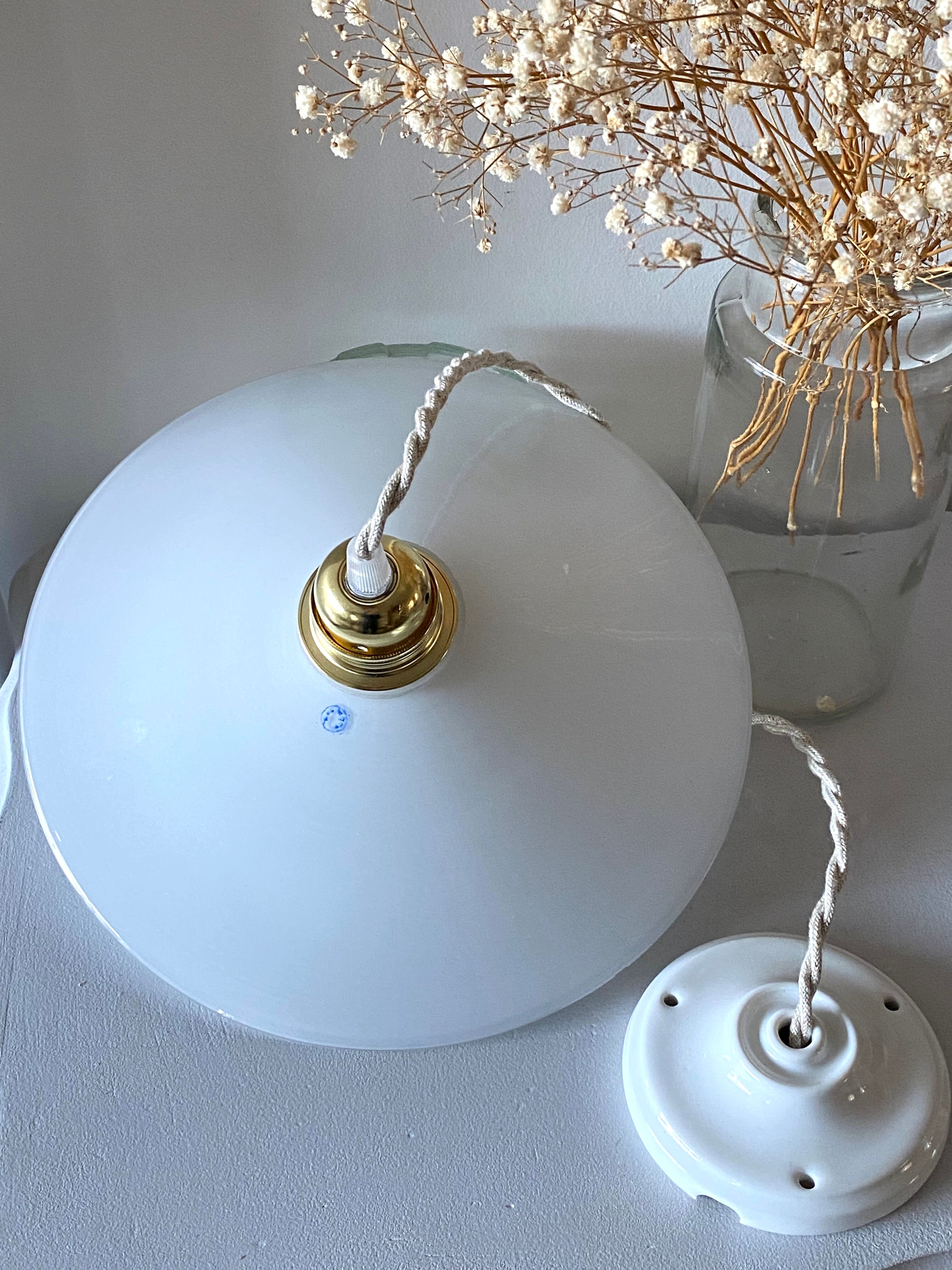 Suspension in opaline