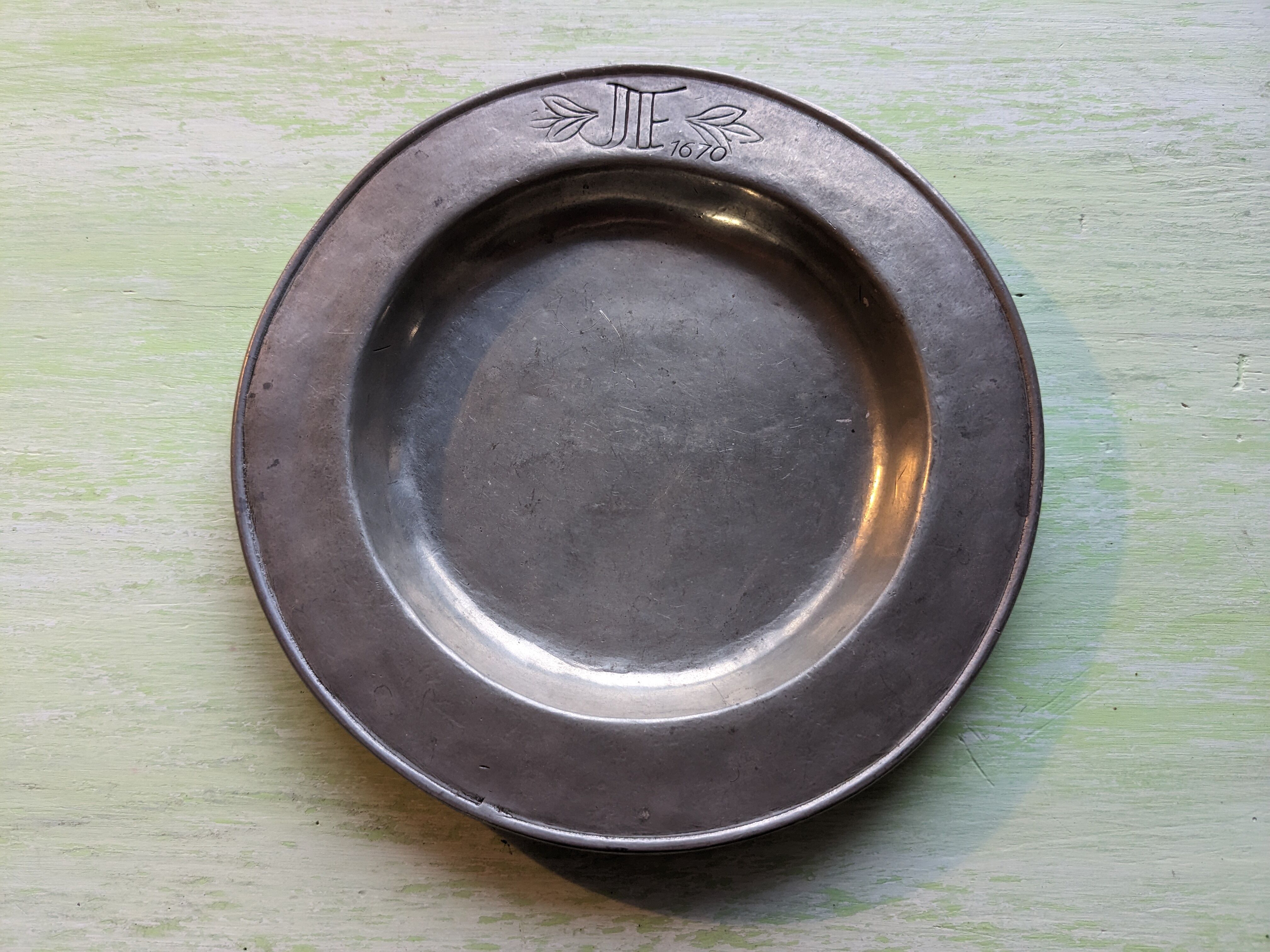 Assiette en étain marquée JF 1670