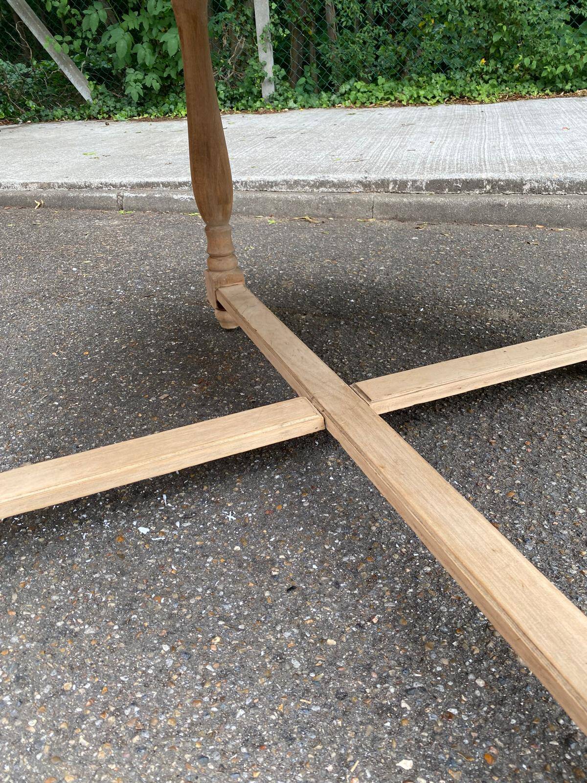 Renovated round extendable farmhouse dining table made of solid wood, 115cm.