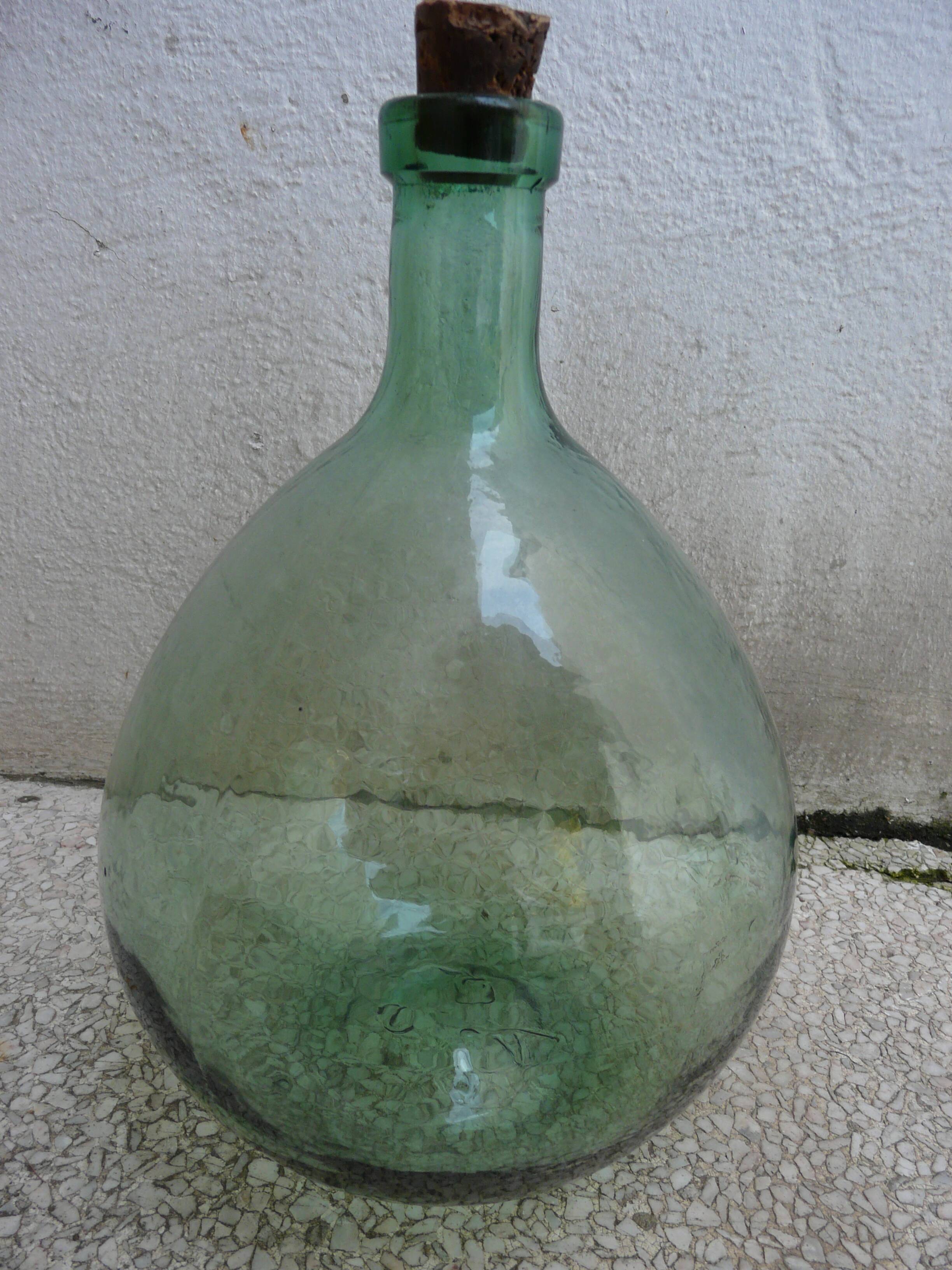 Give me a green glass Jeanne VOD with its stopper, 6l.