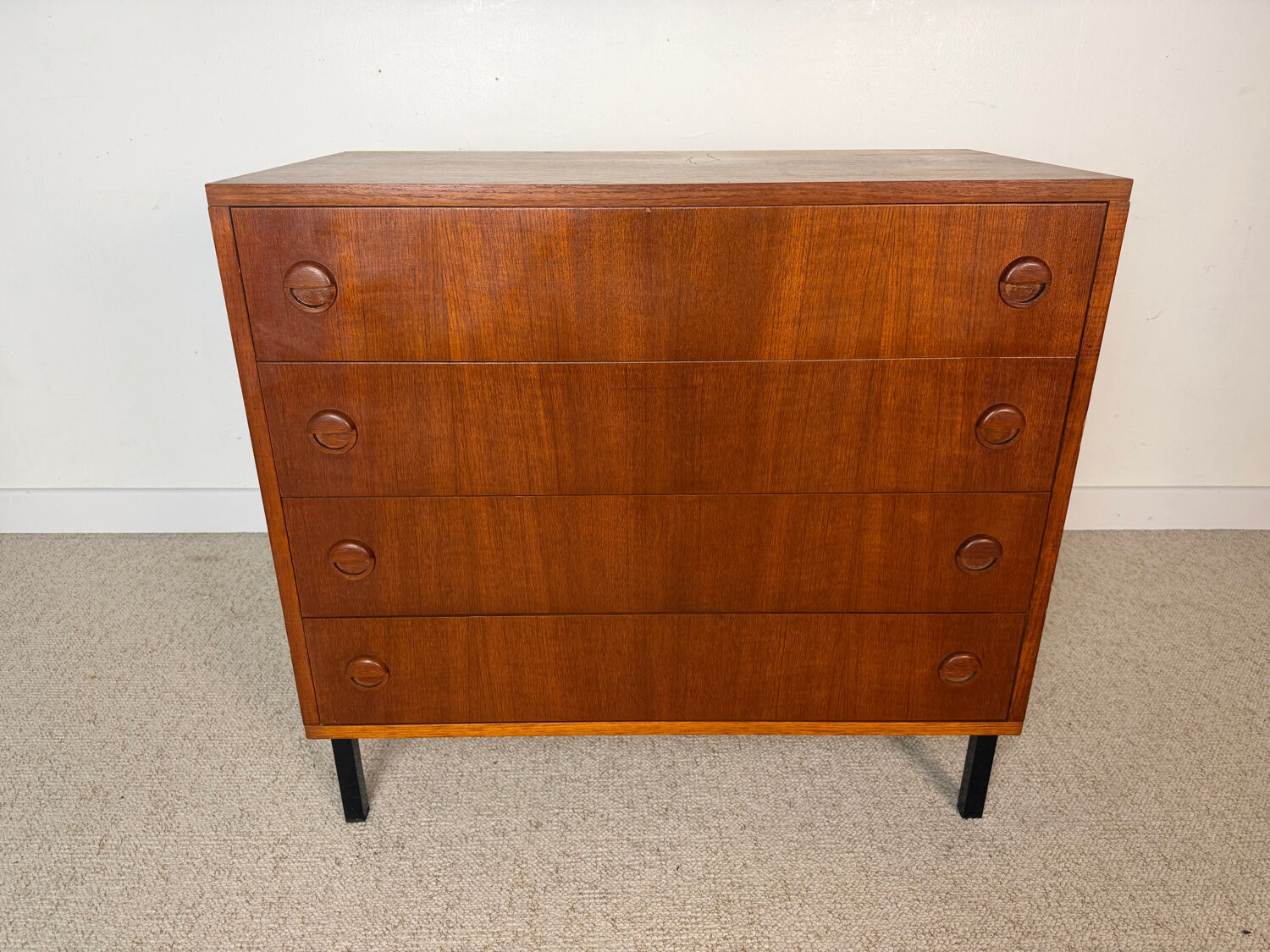 Vintage chest of drawers on legs – 4 drawers – wooden handles