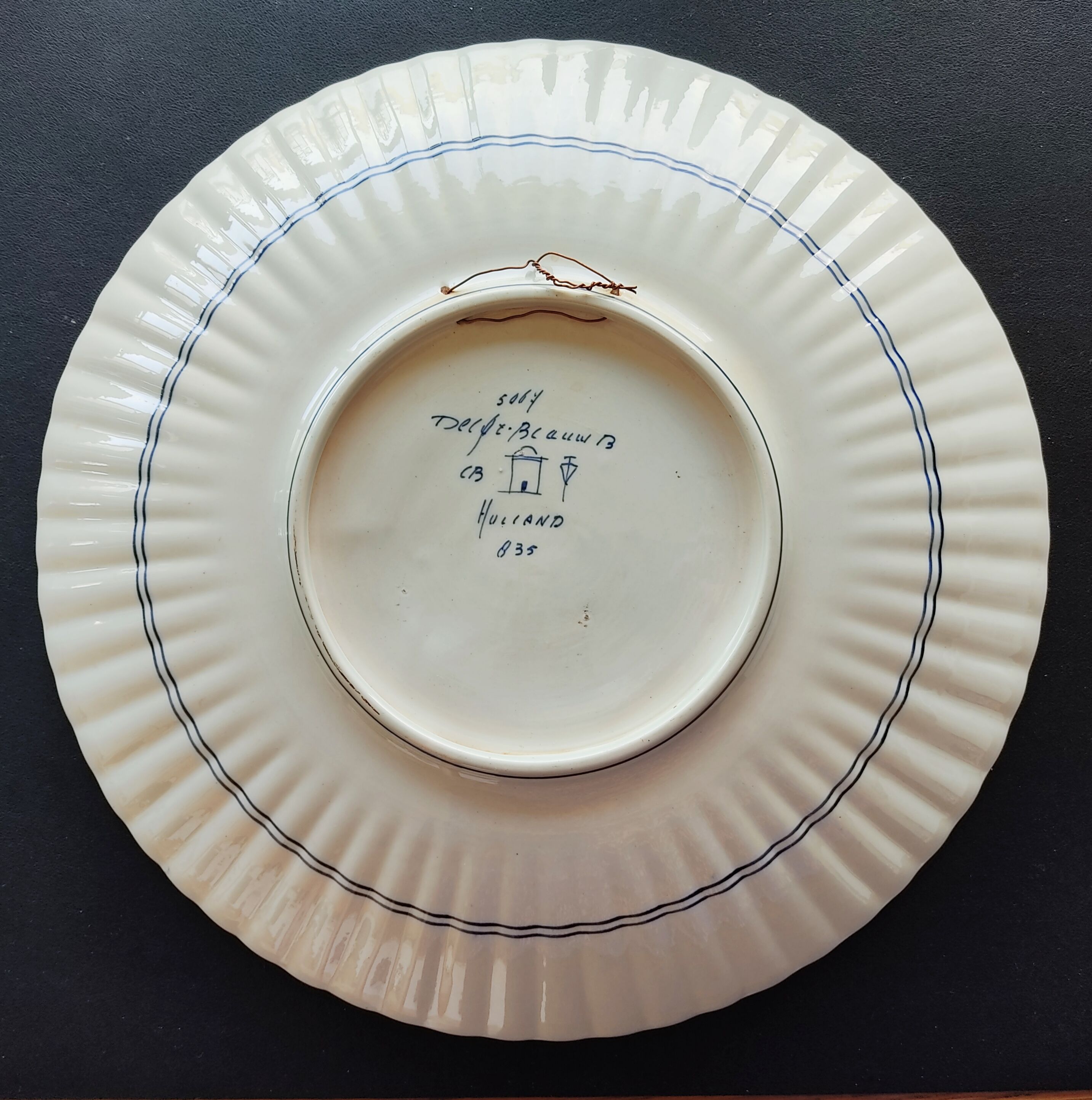 Plated flowery dish ribbed 35 cm in diameter