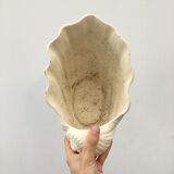 Shell-shaped pot cover in matt white ceramic