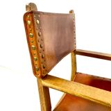 Paire de chaises de château brutalistes anciennes faites à la main en chêne et cuir cognac, années 1920.