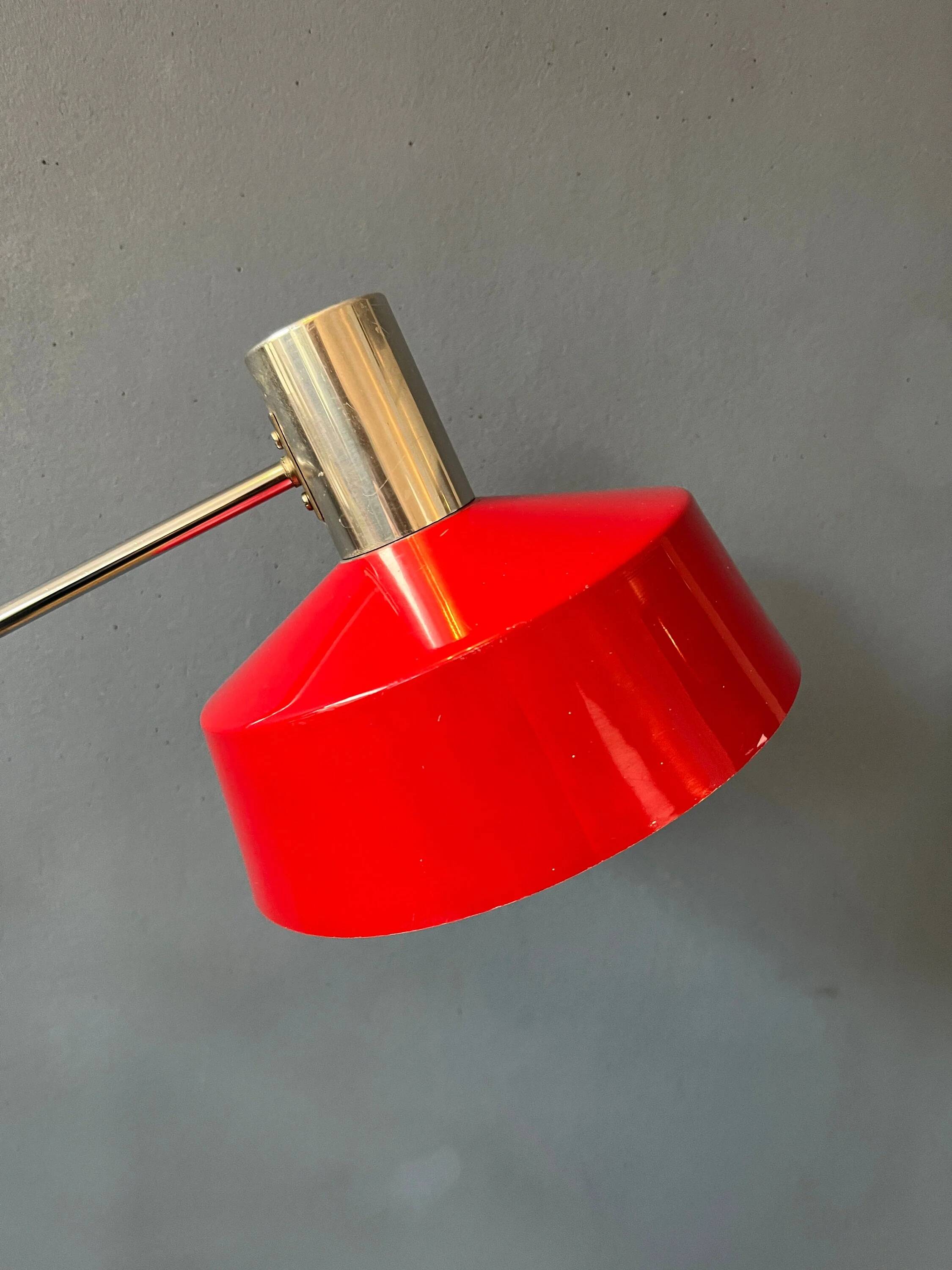 Adjustable red floor lamp in the style of Hoogervorst.