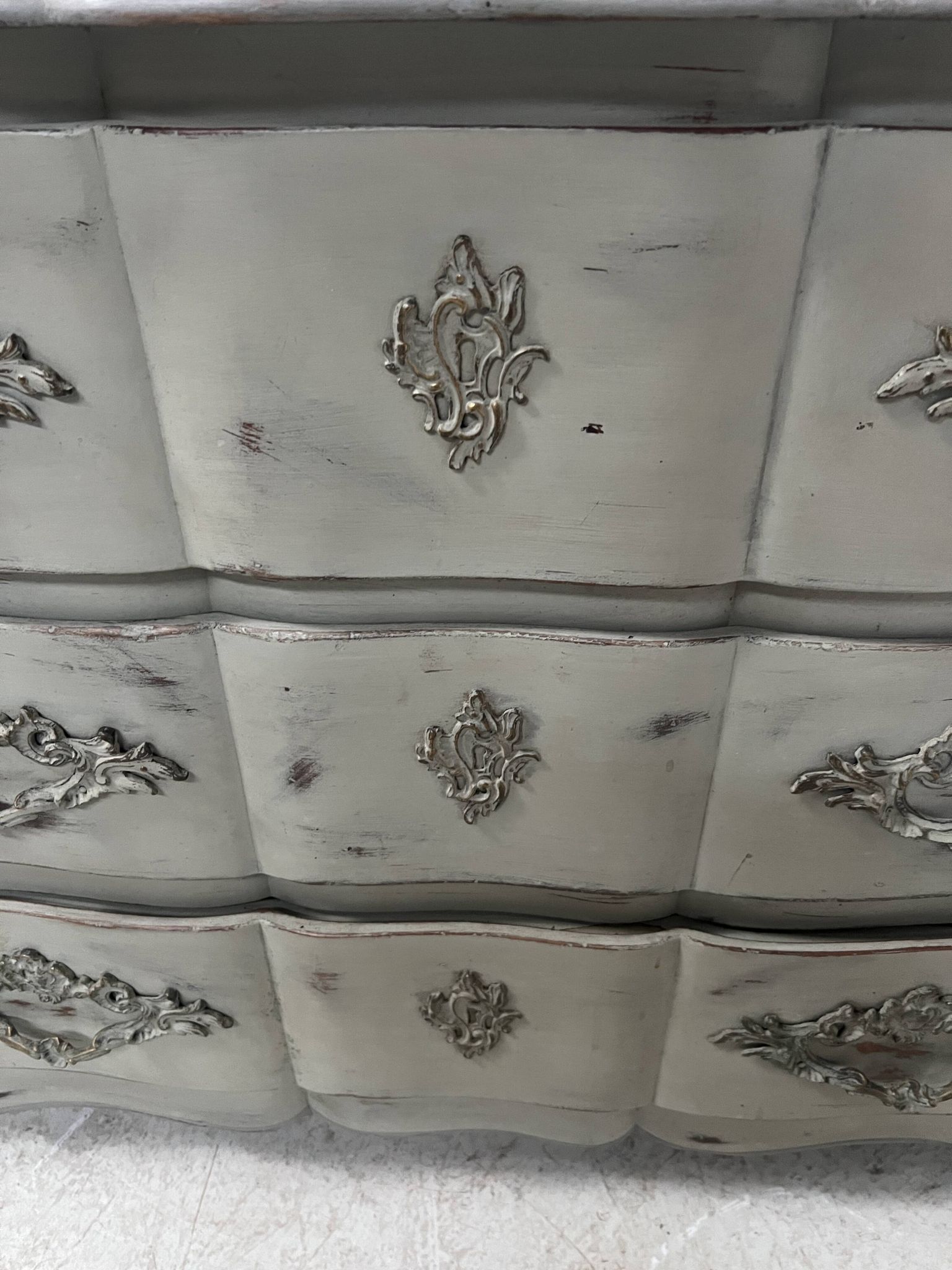 Commode arbalète de style Louis XV en chêne patiné XX siècle