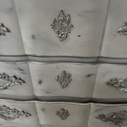 Commode arbalète de style Louis XV en chêne patiné XX siècle