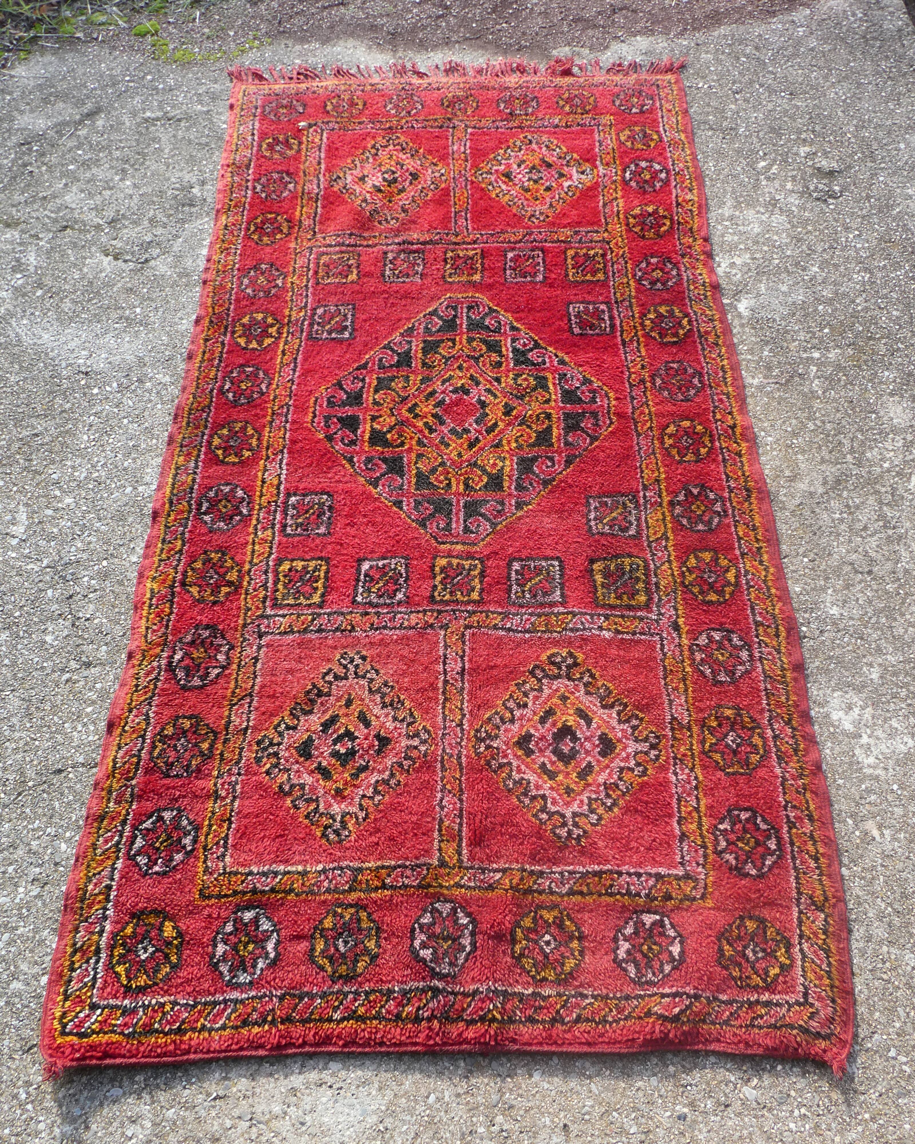 Tapis berbère marocain vintage Boujaad de Khenifra 250x120 cm