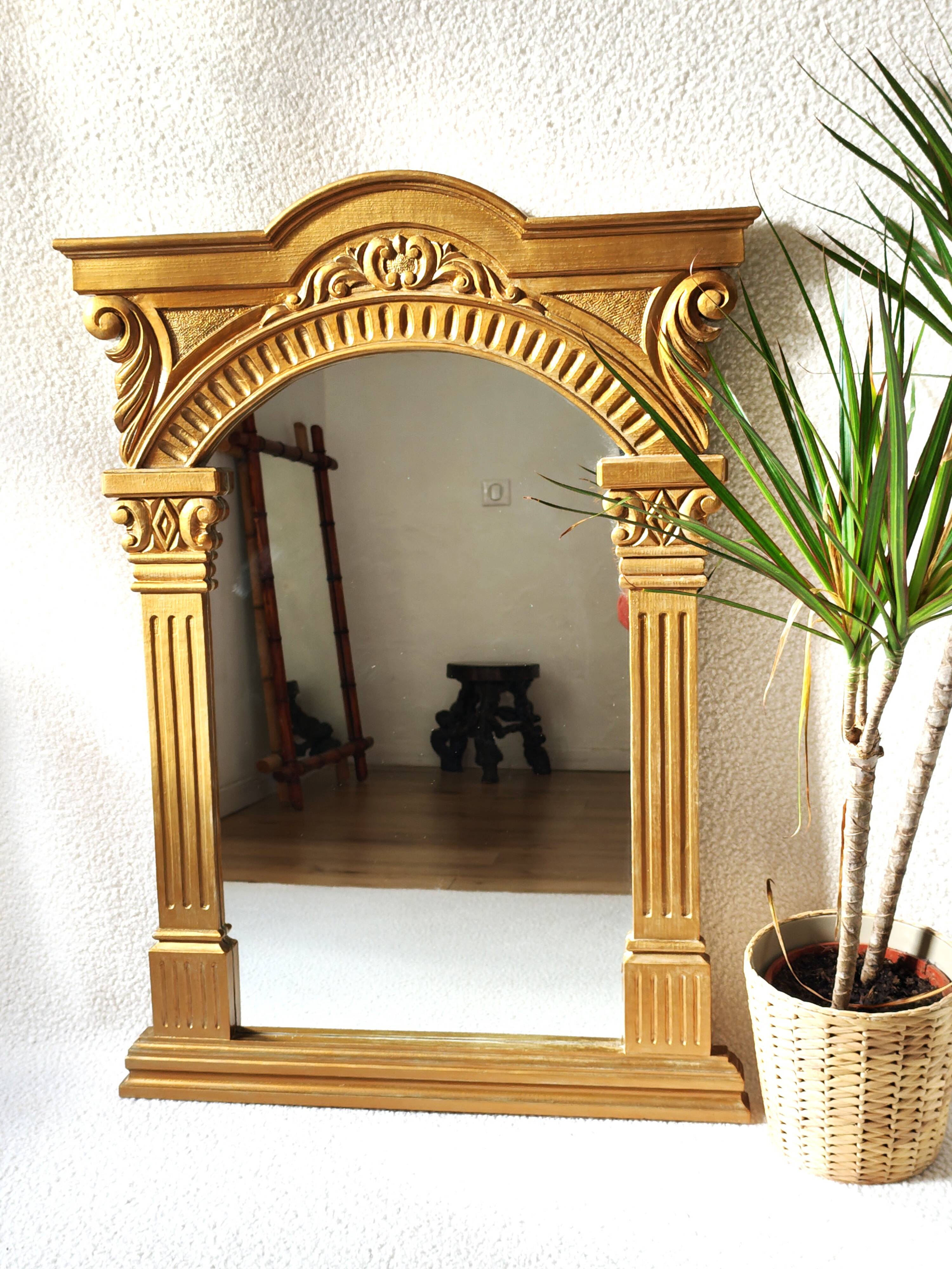 Miroir en bois doré a fronton travaillé