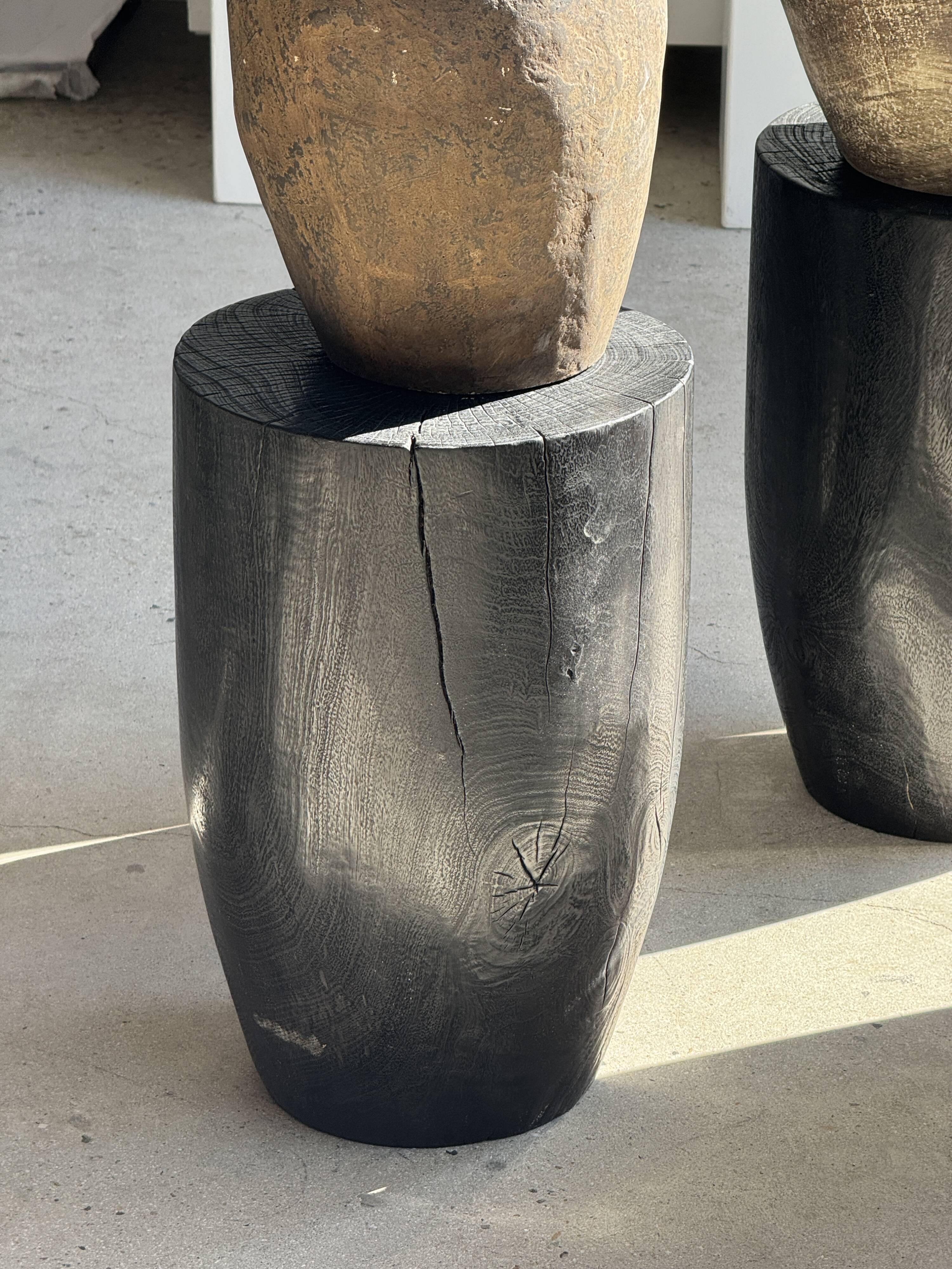 Stool, side table, end table in solid mango wood, cylindrical.