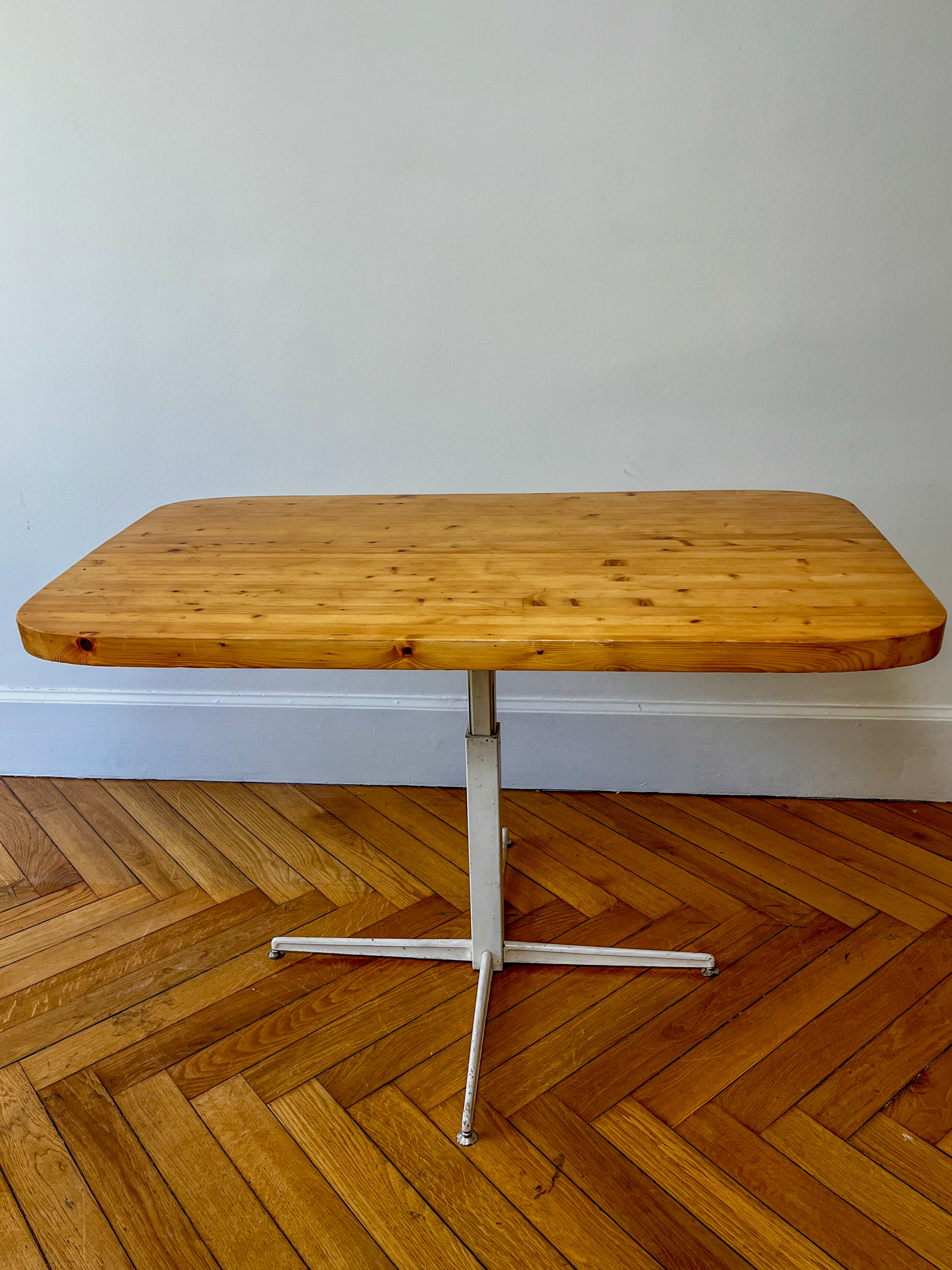 Table et 4 tabourets de Charlotte Perriand, les Arcs, 1960s