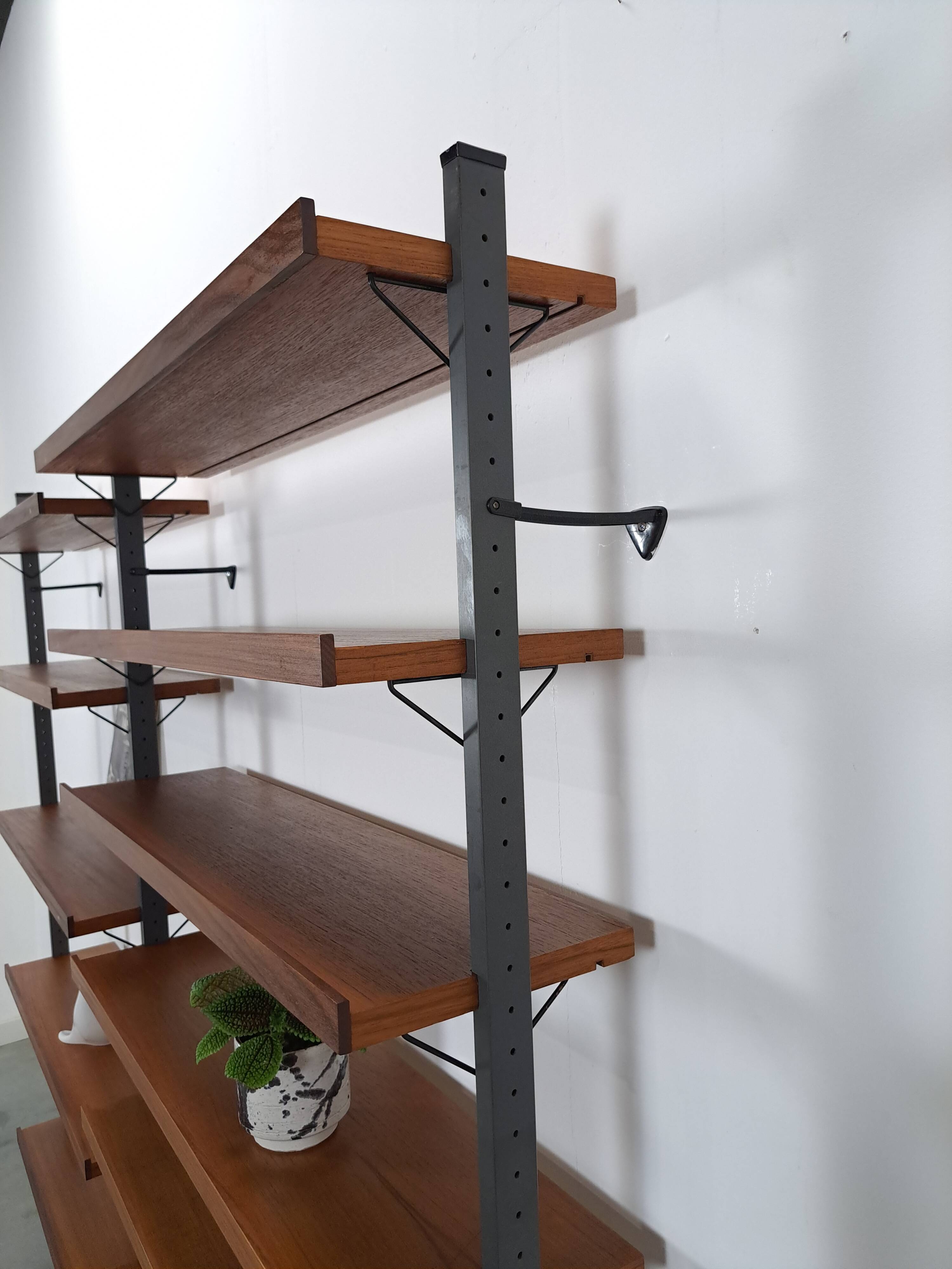 Mid Century Olof Pira Zweden teak modulair LP wandsysteem