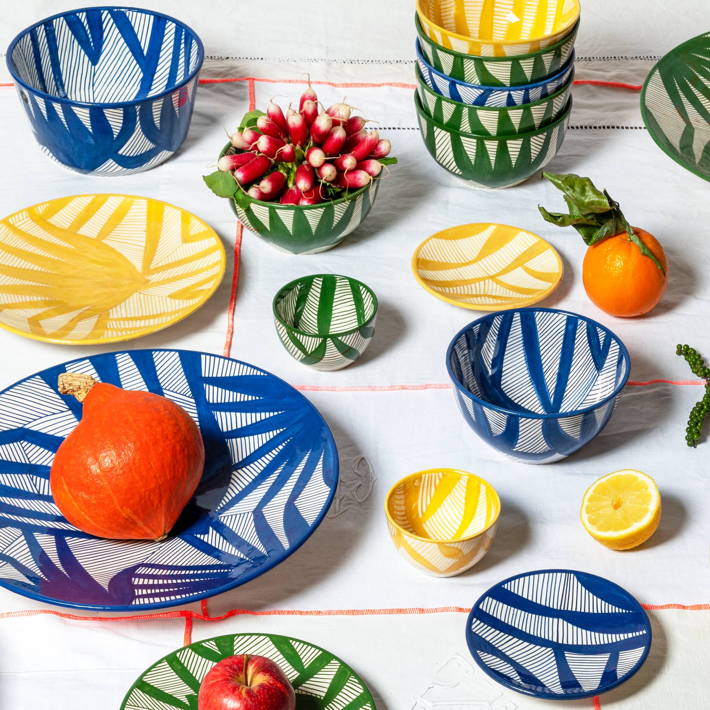 Medium plate - green palms