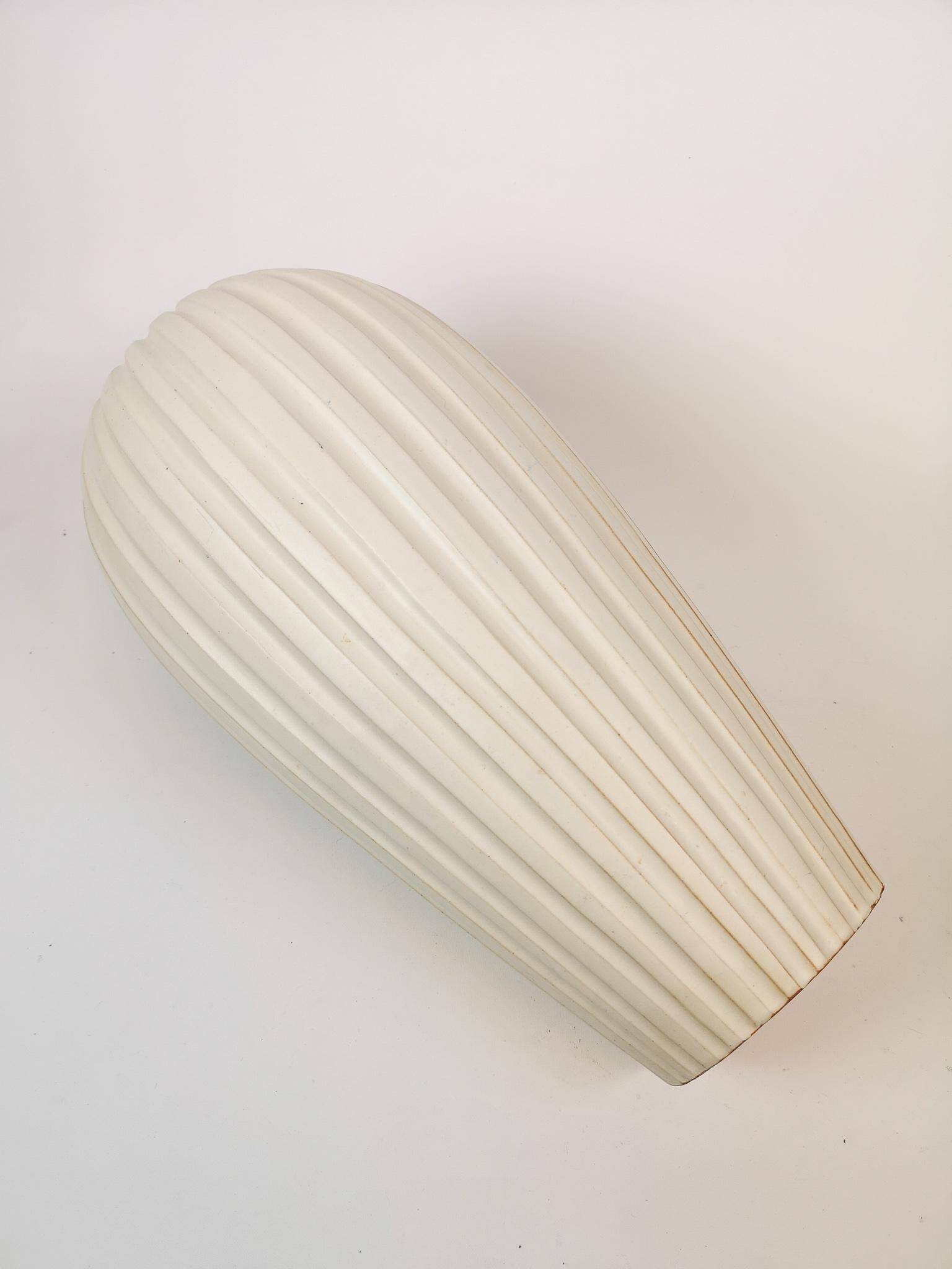 Mid-century pedestal vase by Vicke Lindstrand, 1940s, Sweden.