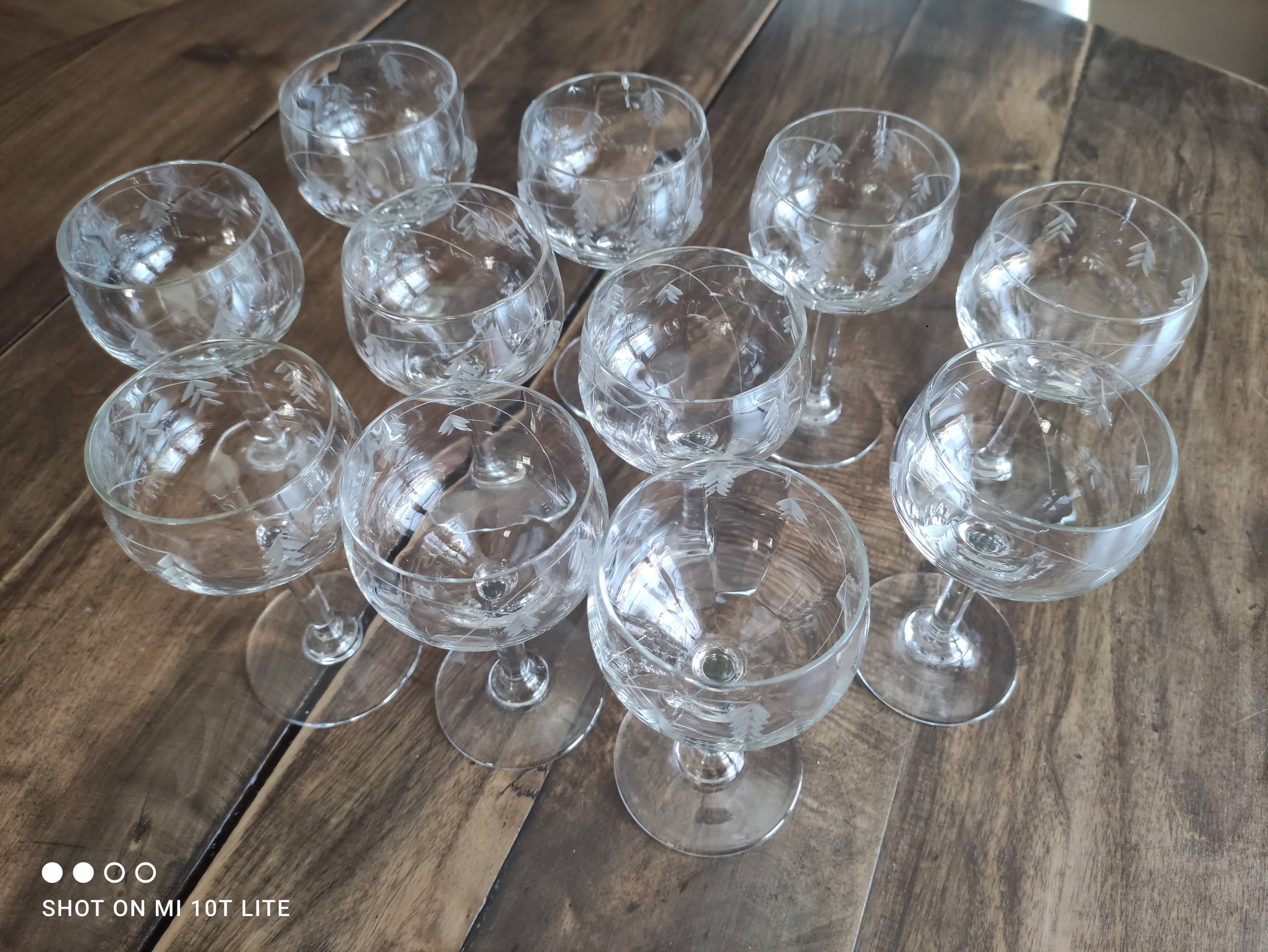 Lot de 11 verres à vin blanc ancien en verre ciselé
