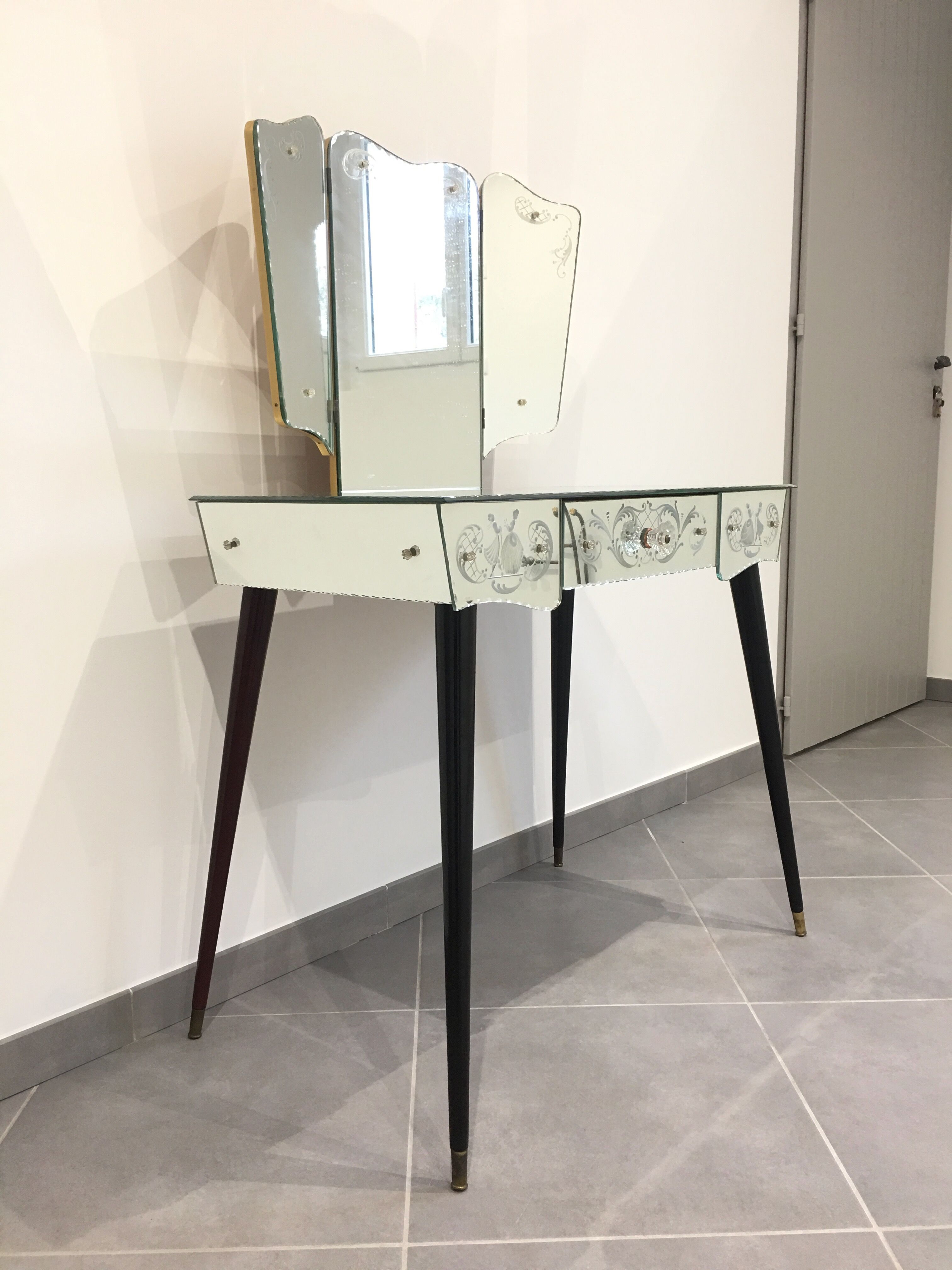 Dressing table vintage art déco in mirror