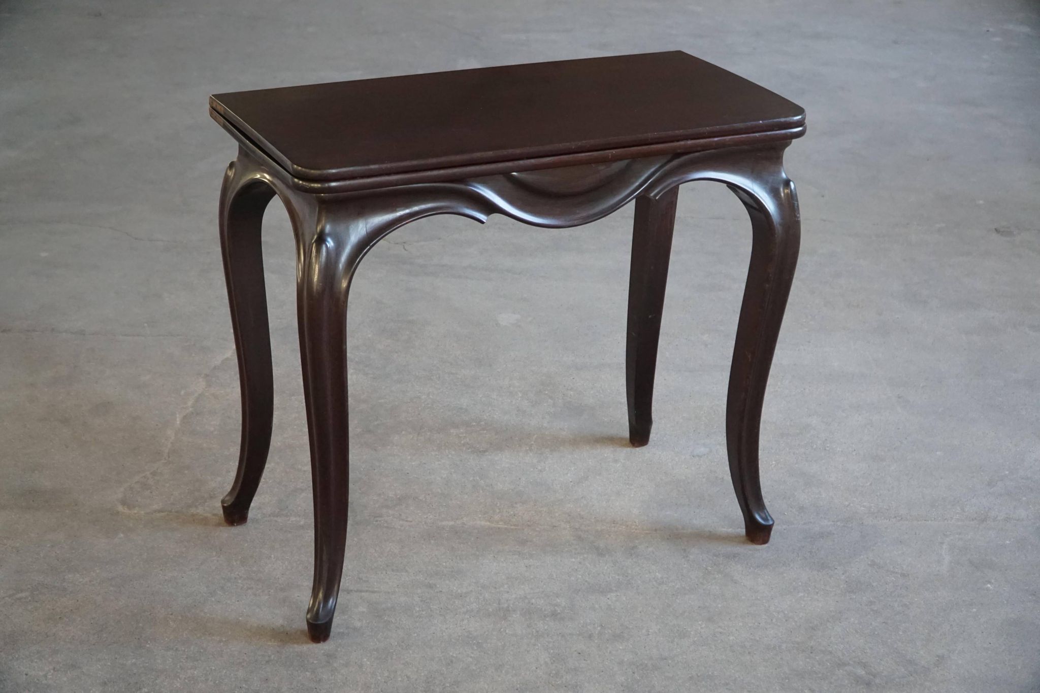 Table pliante anglaise de style Rococo Revival / Table de jeu en bois, 19ème siècle