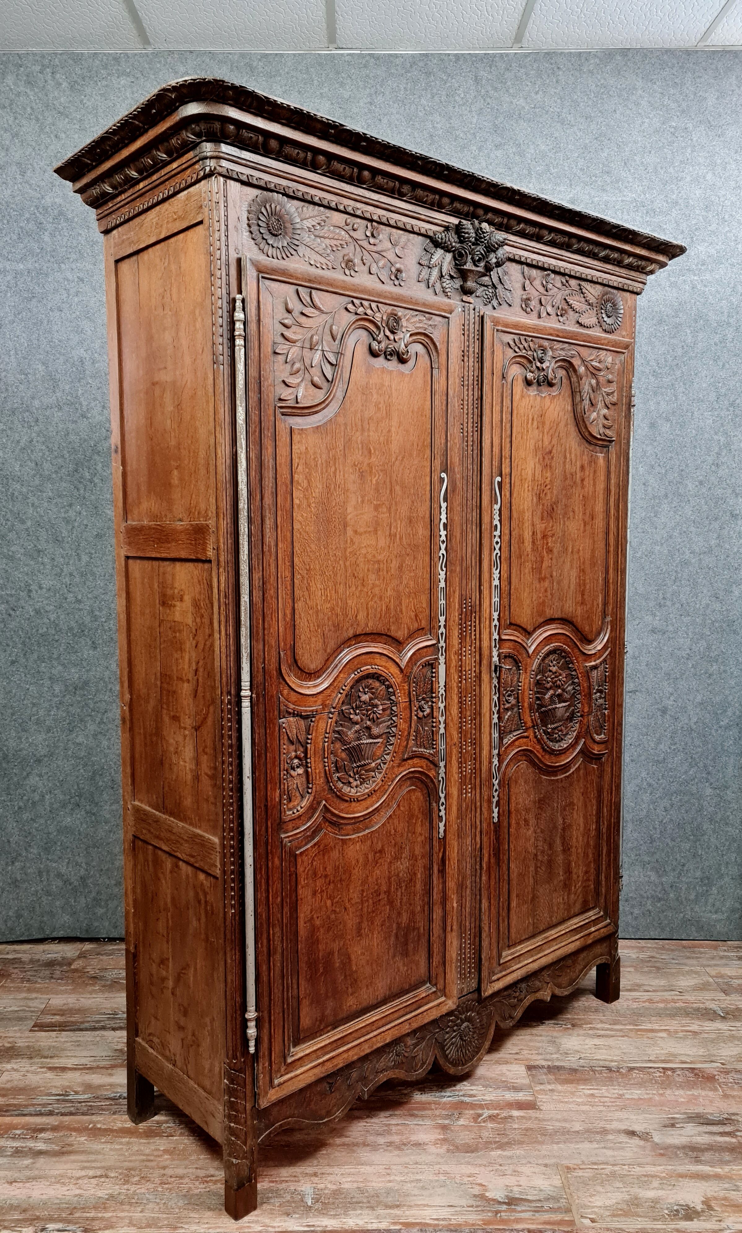 Armoire de mariage Normande de Vire en chêne maillé dit merrain époque