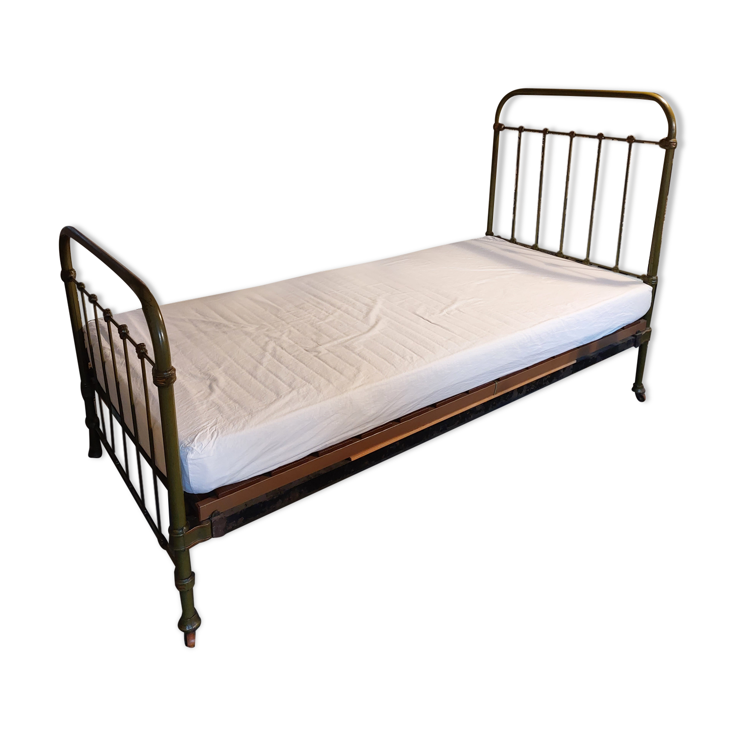 Metal bed