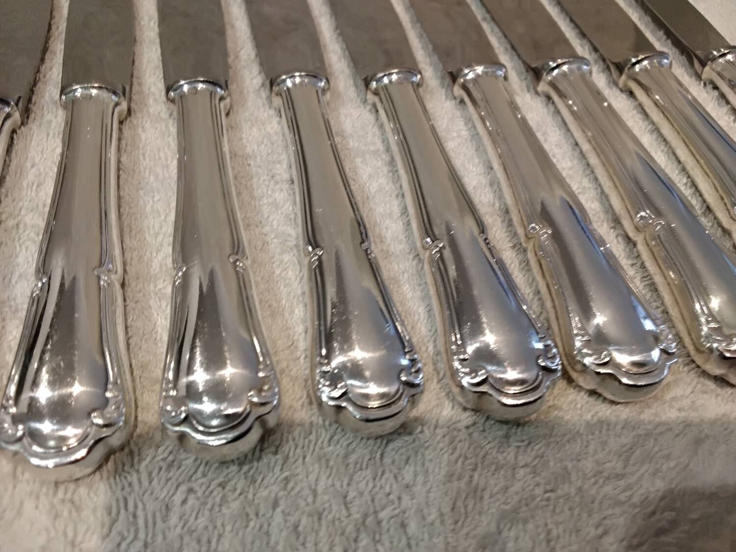 12 dessert knives with silver-plated metal handles, silversmith Ercuis Valencay