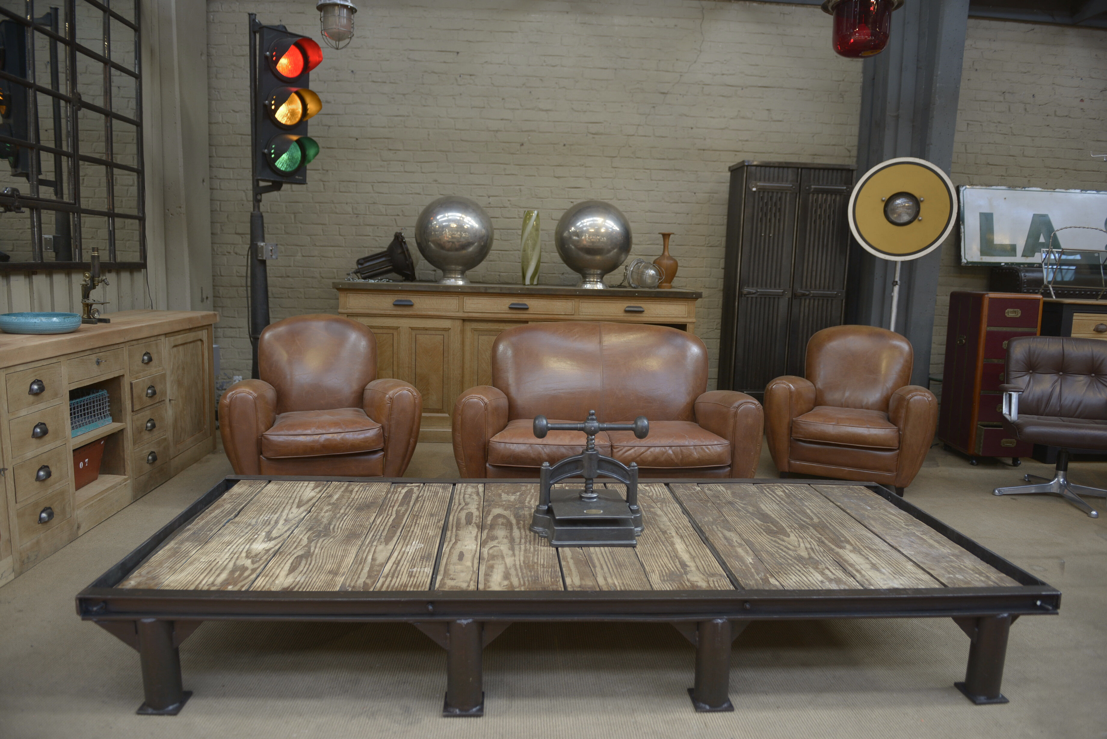 Table basse industrielle en métal et sapin 1950