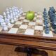 Table et jeu d'échecs en onyx et marbre blanc
