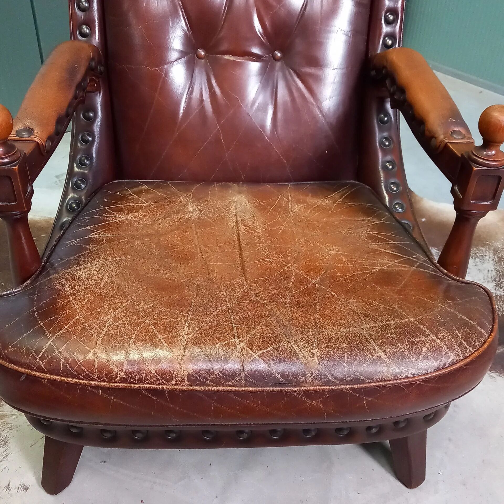 Particularly sturdy library armchair with studs - armchair