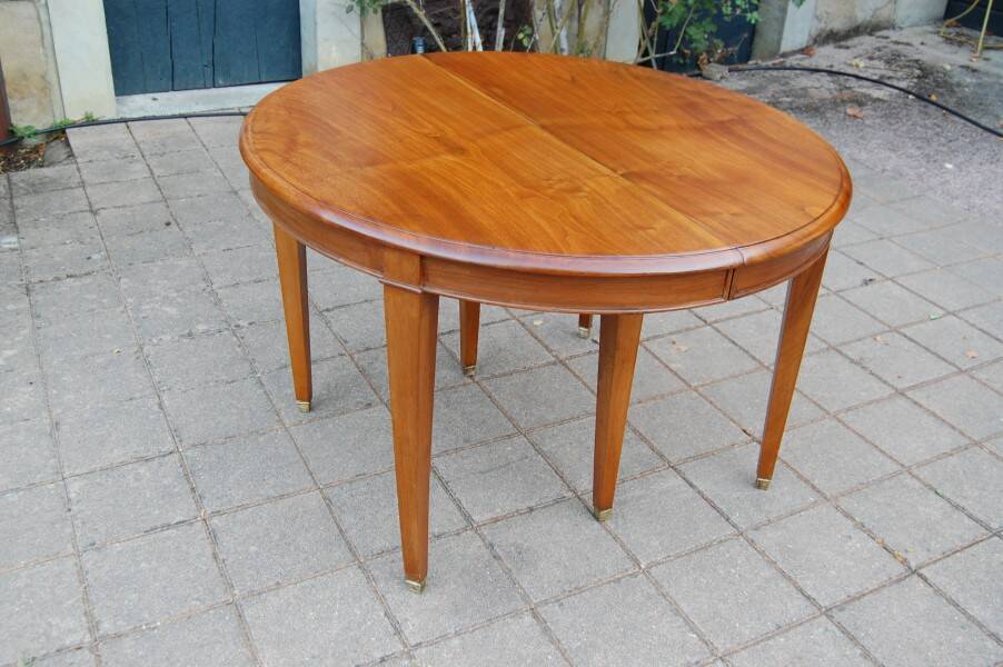 Napoleon III table in fine walnut from the late 19th century.