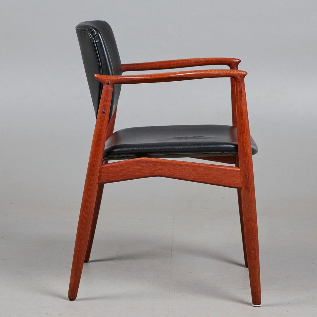 Ørum Møbelfabrik. Model 67 "Captain's Chair" Eric Buch