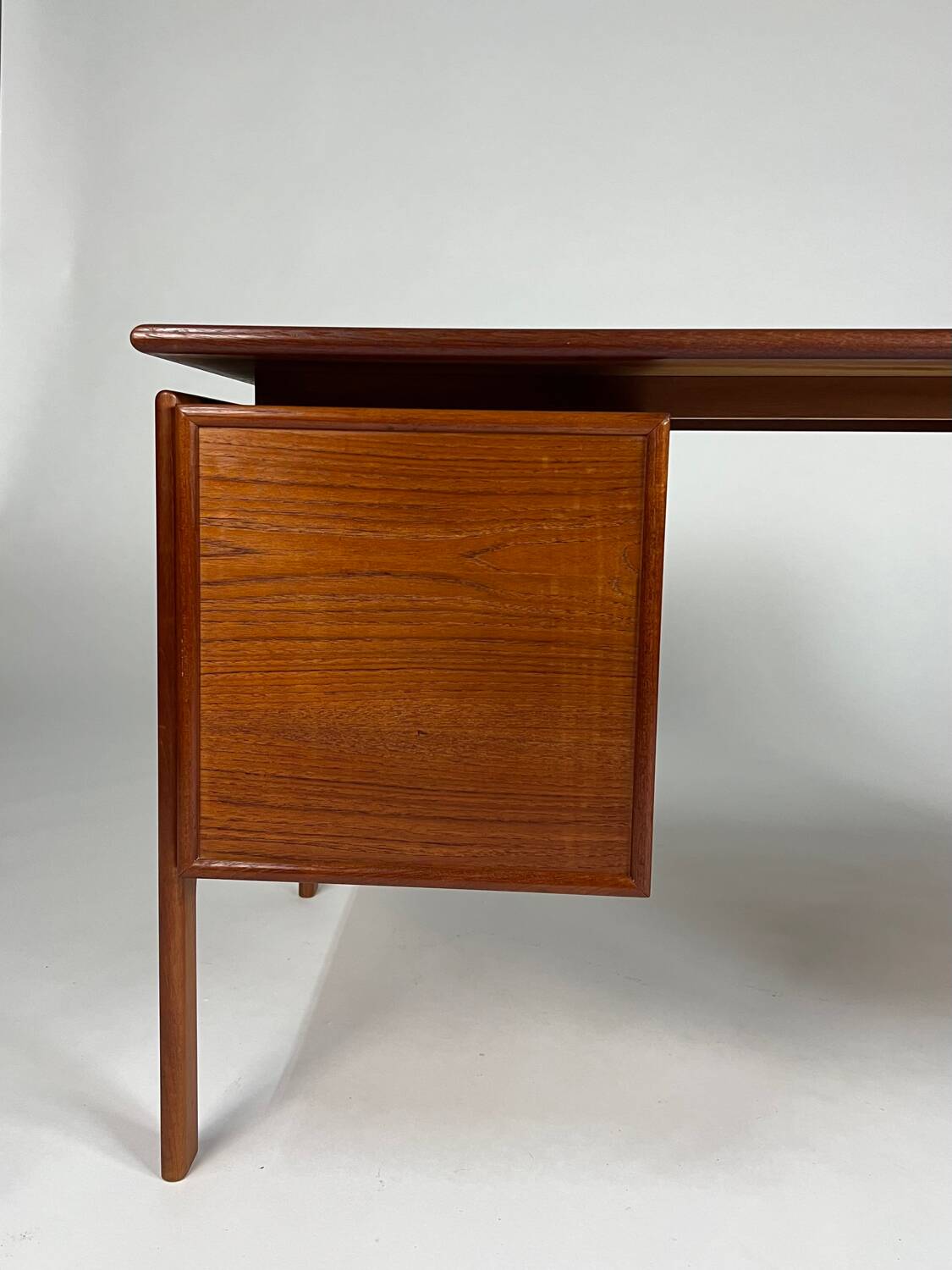 Bureau en teck design danois autoportant Gasvig Møbler vintage milieu du siècle
