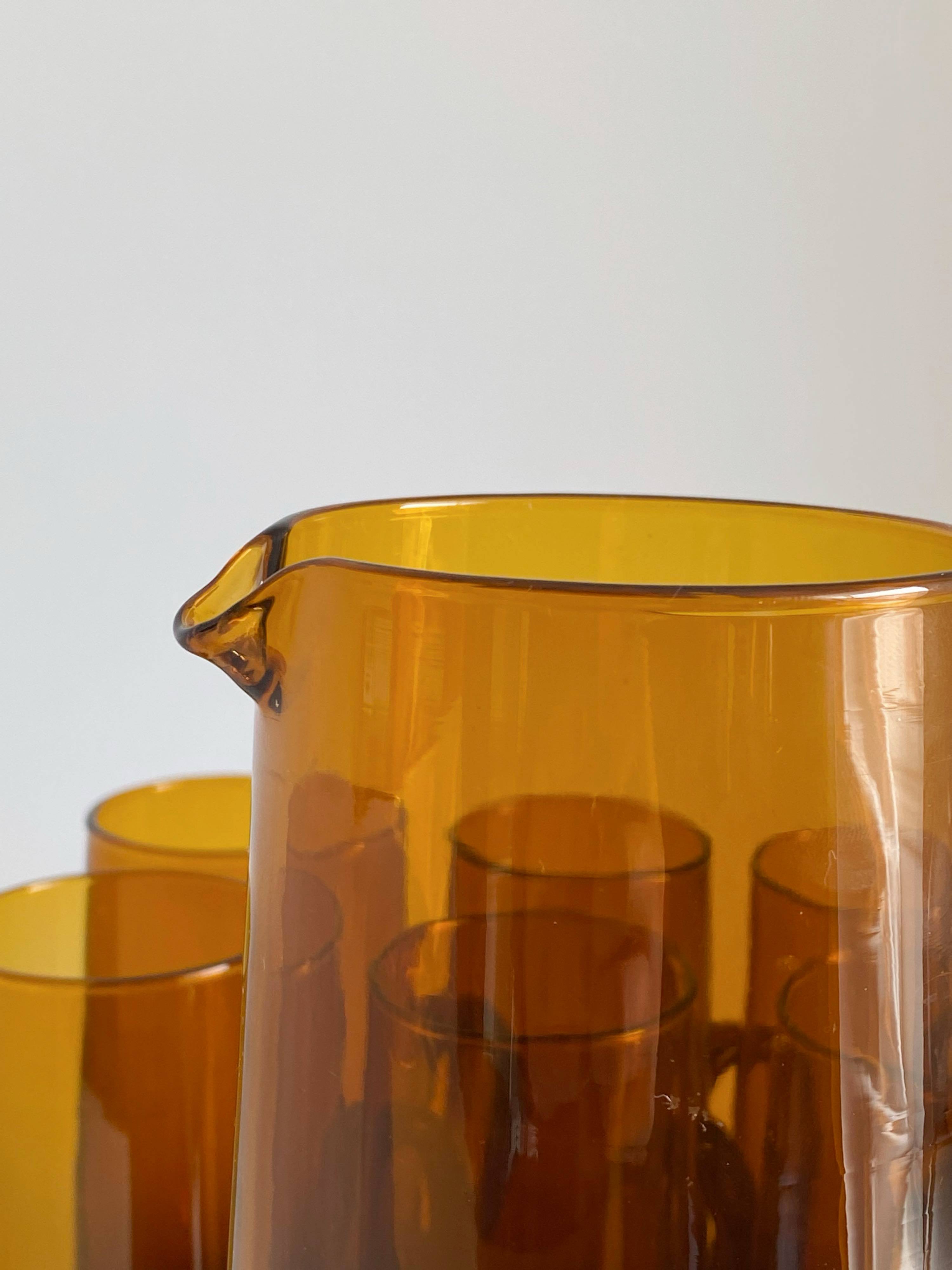 Carafe service and amber glasses